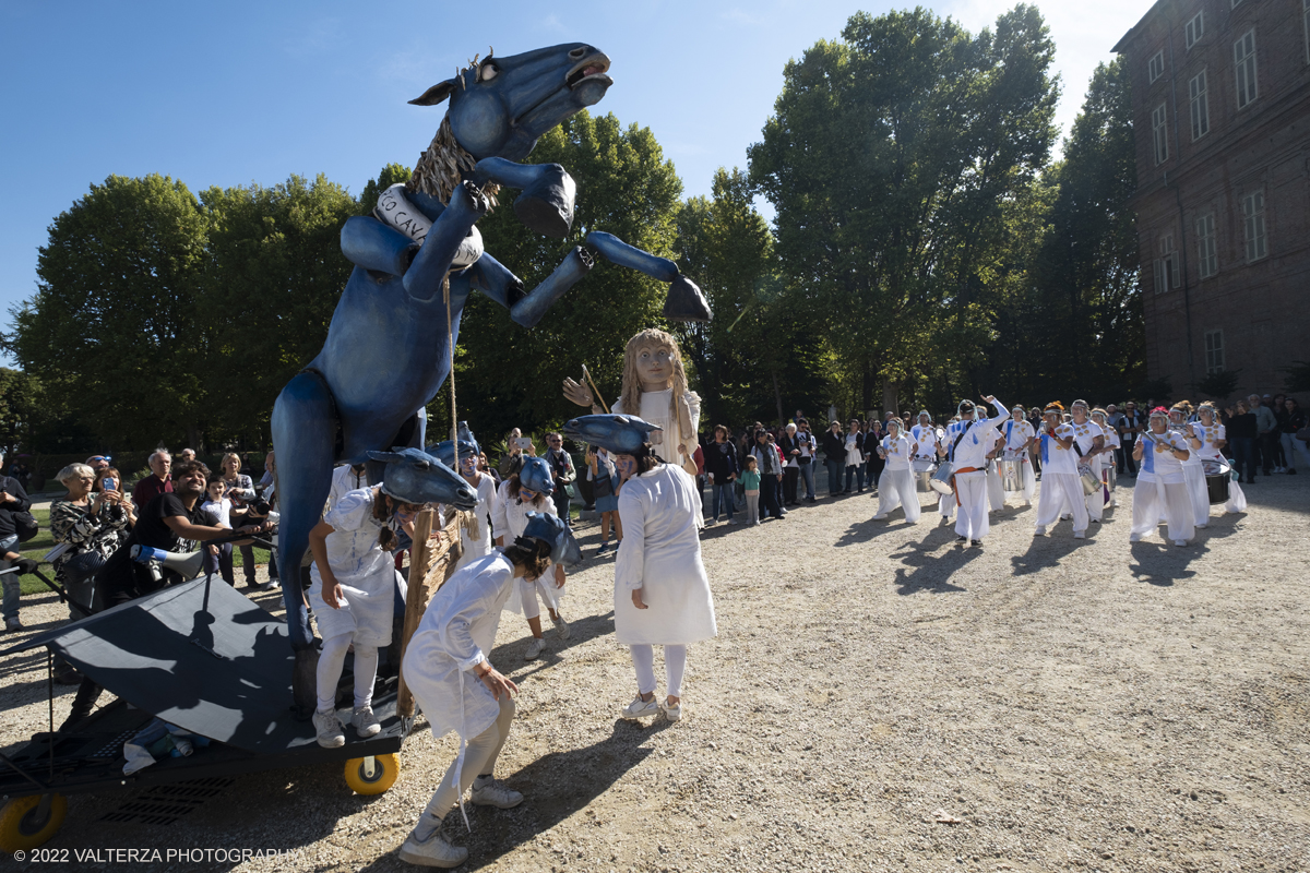 DSCF8285.jpg - 02/10/2022. Torino. Una grande inaugurazione della 29Â° edizione di Incanti â€“ Rassegna Internazionale di Teatro di Figura un giocoso Saturnale animale, a partire dallâ€™immagine di Marco Cavallo, omaggio a Giuliano Scabia. Simbolo della libertÃ  e della chiusura dei manicomi, il progetto Marco Cavallo nacque nel manicomio di Trieste, nel 1973, sotto le direttive di Franco Basaglia. Nella foto un momento dell'evento svoltosi nei giardini reali e nella piazzetta reale