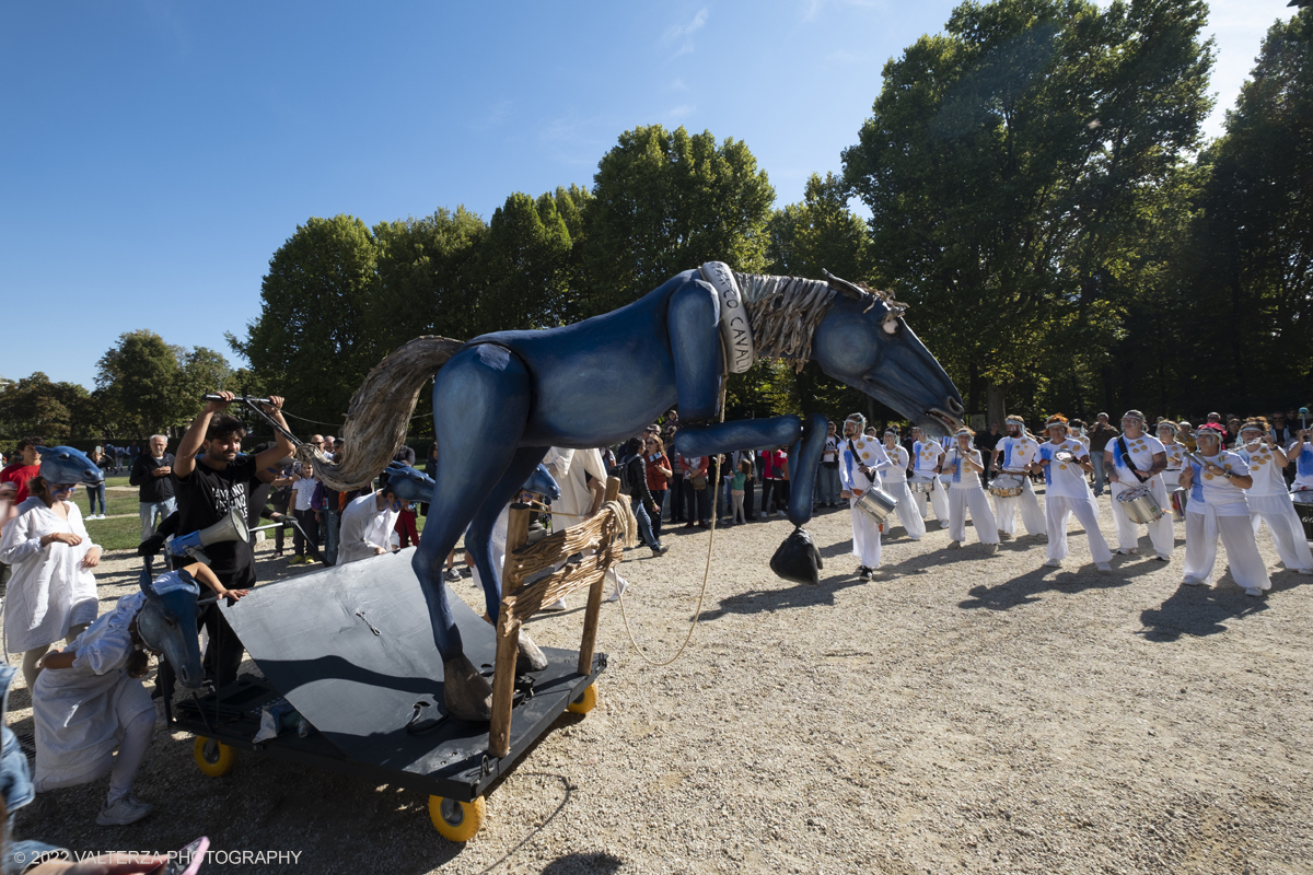 DSCF8323.jpg - 02/10/2022. Torino. Una grande inaugurazione della 29Â° edizione di Incanti â€“ Rassegna Internazionale di Teatro di Figura un giocoso Saturnale animale, a partire dallâ€™immagine di Marco Cavallo, omaggio a Giuliano Scabia. Simbolo della libertÃ  e della chiusura dei manicomi, il progetto Marco Cavallo nacque nel manicomio di Trieste, nel 1973, sotto le direttive di Franco Basaglia. Nella foto un momento dell'evento svoltosi nei giardini reali e nella piazzetta reale