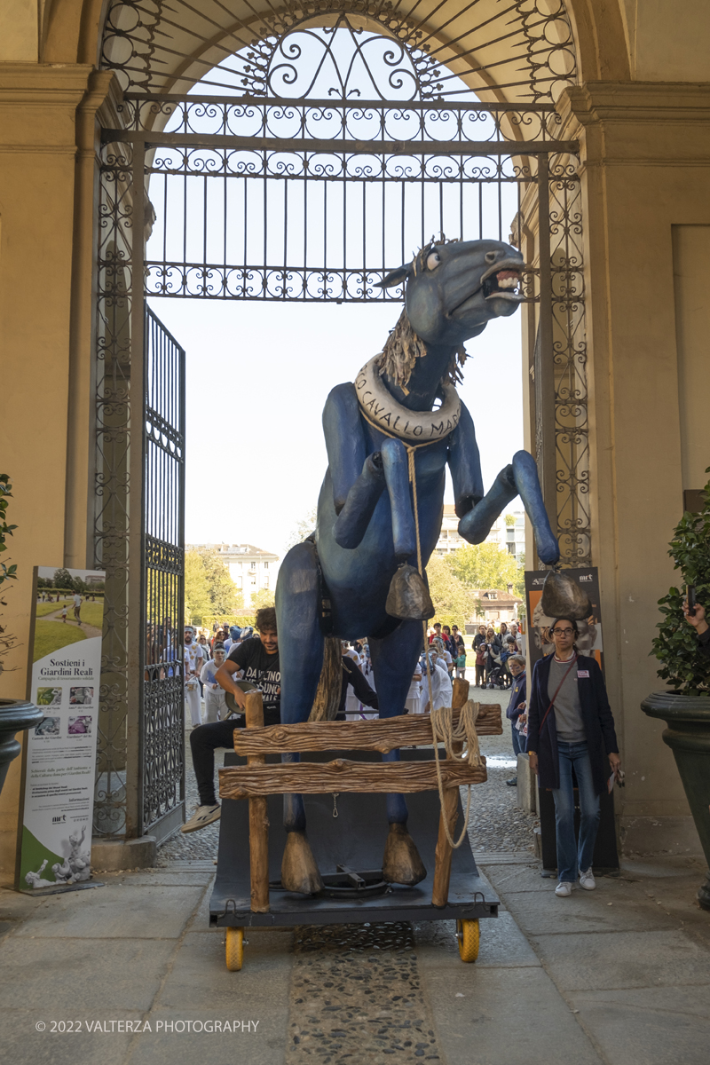 DSCF8342.jpg - 02/10/2022. Torino. Una grande inaugurazione della 29Â° edizione di Incanti â€“ Rassegna Internazionale di Teatro di Figura un giocoso Saturnale animale, a partire dallâ€™immagine di Marco Cavallo, omaggio a Giuliano Scabia. Simbolo della libertÃ  e della chiusura dei manicomi, il progetto Marco Cavallo nacque nel manicomio di Trieste, nel 1973, sotto le direttive di Franco Basaglia. Nella foto un momento dell'evento svoltosi nei giardini reali e nella piazzetta reale