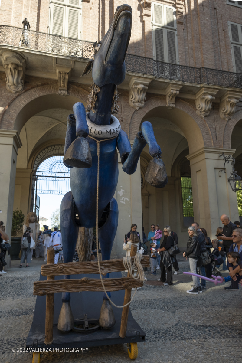 DSCF8433.jpg - 02/10/2022. Torino. Una grande inaugurazione della 29Â° edizione di Incanti â€“ Rassegna Internazionale di Teatro di Figura un giocoso Saturnale animale, a partire dallâ€™immagine di Marco Cavallo, omaggio a Giuliano Scabia. Simbolo della libertÃ  e della chiusura dei manicomi, il progetto Marco Cavallo nacque nel manicomio di Trieste, nel 1973, sotto le direttive di Franco Basaglia. Nella foto un momento dell'evento svoltosi nei giardini reali e nella piazzetta reale