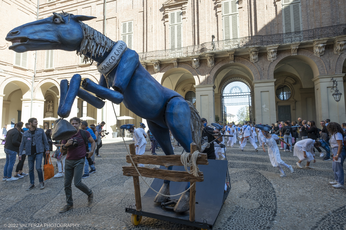 DSCF8483.jpg - 02/10/2022. Torino. Una grande inaugurazione della 29Â° edizione di Incanti â€“ Rassegna Internazionale di Teatro di Figura un giocoso Saturnale animale, a partire dallâ€™immagine di Marco Cavallo, omaggio a Giuliano Scabia. Simbolo della libertÃ  e della chiusura dei manicomi, il progetto Marco Cavallo nacque nel manicomio di Trieste, nel 1973, sotto le direttive di Franco Basaglia. Nella foto un momento dell'evento svoltosi nei giardini reali e nella piazzetta reale