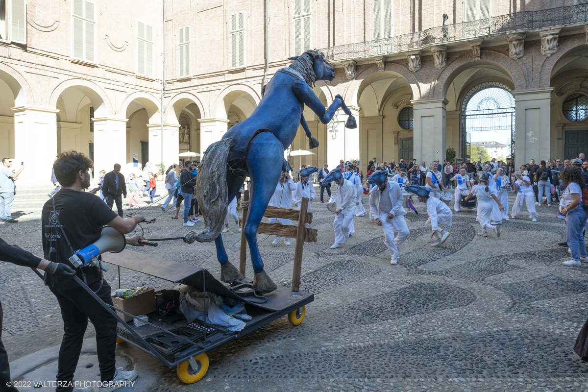 DSCF8485.jpg - 02/10/2022. Torino. Una grande inaugurazione della 29Â° edizione di Incanti â€“ Rassegna Internazionale di Teatro di Figura un giocoso Saturnale animale, a partire dallâ€™immagine di Marco Cavallo, omaggio a Giuliano Scabia. Simbolo della libertÃ  e della chiusura dei manicomi, il progetto Marco Cavallo nacque nel manicomio di Trieste, nel 1973, sotto le direttive di Franco Basaglia. Nella foto un momento dell'evento svoltosi nei giardini reali e nella piazzetta reale