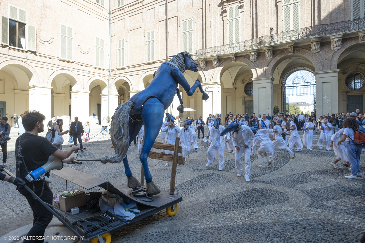 DSCF8488.jpg - 02/10/2022. Torino. Una grande inaugurazione della 29Â° edizione di Incanti â€“ Rassegna Internazionale di Teatro di Figura un giocoso Saturnale animale, a partire dallâ€™immagine di Marco Cavallo, omaggio a Giuliano Scabia. Simbolo della libertÃ  e della chiusura dei manicomi, il progetto Marco Cavallo nacque nel manicomio di Trieste, nel 1973, sotto le direttive di Franco Basaglia. Nella foto un momento dell'evento svoltosi nei giardini reali e nella piazzetta reale