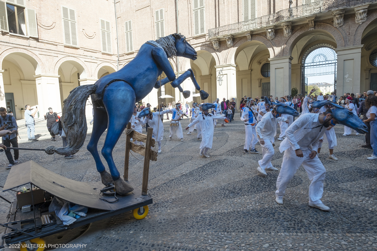 DSCF8492.jpg - 02/10/2022. Torino. Una grande inaugurazione della 29Â° edizione di Incanti â€“ Rassegna Internazionale di Teatro di Figura un giocoso Saturnale animale, a partire dallâ€™immagine di Marco Cavallo, omaggio a Giuliano Scabia. Simbolo della libertÃ  e della chiusura dei manicomi, il progetto Marco Cavallo nacque nel manicomio di Trieste, nel 1973, sotto le direttive di Franco Basaglia. Nella foto un momento dell'evento svoltosi nei giardini reali e nella piazzetta reale