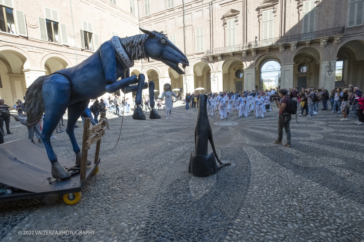 DSCF8511.jpg - 02/10/2022. Torino. Una grande inaugurazione della 29Â° edizione di Incanti â€“ Rassegna Internazionale di Teatro di Figura un giocoso Saturnale animale, a partire dallâ€™immagine di Marco Cavallo, omaggio a Giuliano Scabia. Simbolo della libertÃ  e della chiusura dei manicomi, il progetto Marco Cavallo nacque nel manicomio di Trieste, nel 1973, sotto le direttive di Franco Basaglia. Nella foto un momento dell'evento svoltosi nei giardini reali e nella piazzetta reale