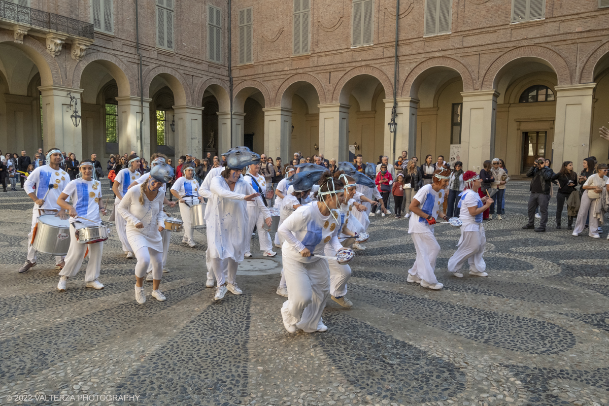 DSCF8546.jpg - 02/10/2022. Torino. Una grande inaugurazione della 29Â° edizione di Incanti â€“ Rassegna Internazionale di Teatro di Figura un giocoso Saturnale animale, a partire dallâ€™immagine di Marco Cavallo, omaggio a Giuliano Scabia. Simbolo della libertÃ  e della chiusura dei manicomi, il progetto Marco Cavallo nacque nel manicomio di Trieste, nel 1973, sotto le direttive di Franco Basaglia. Nella foto un momento dell'evento svoltosi nei giardini reali e nella piazzetta reale