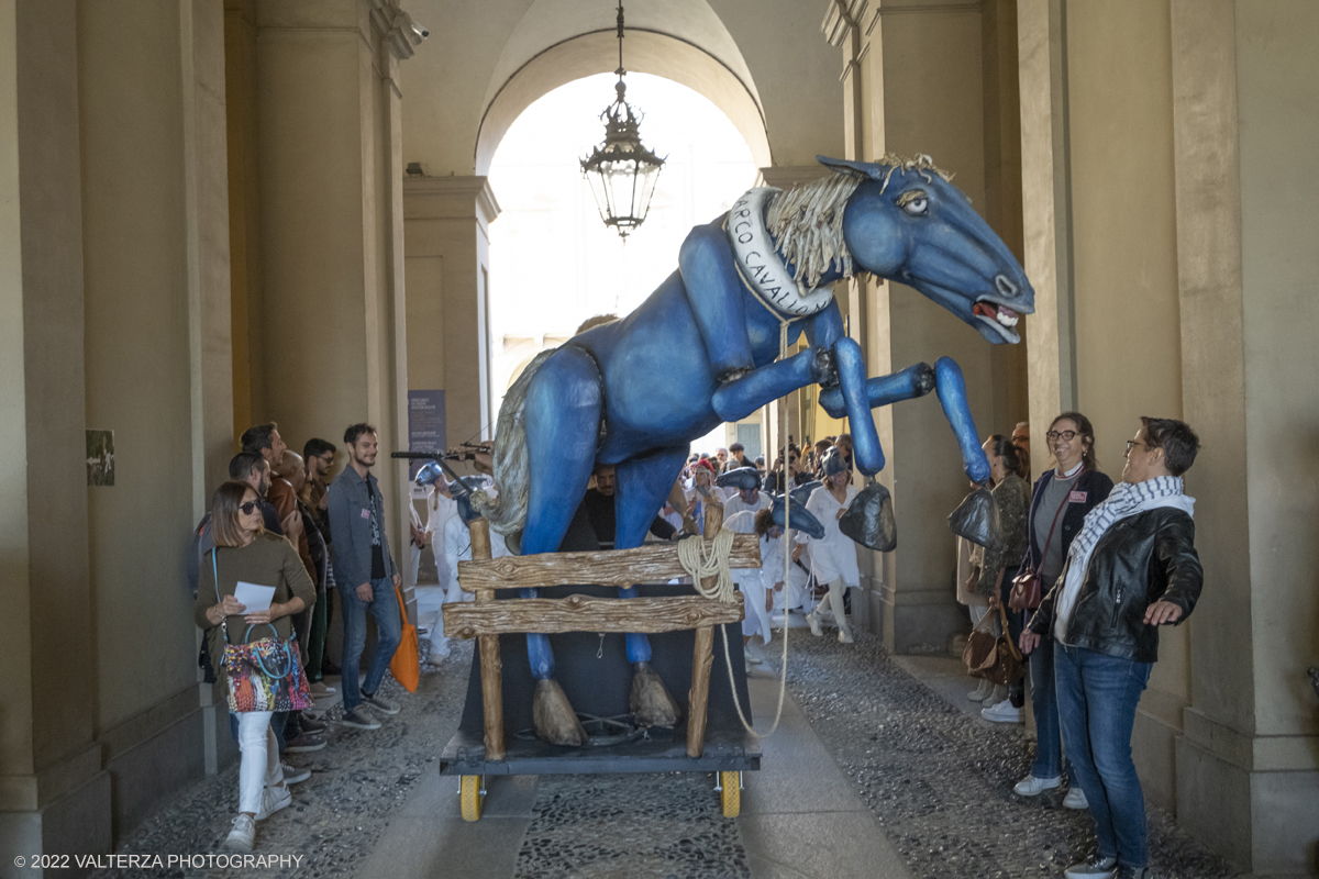 DSCF8594.jpg - 02/10/2022. Torino. Una grande inaugurazione della 29Â° edizione di Incanti â€“ Rassegna Internazionale di Teatro di Figura un giocoso Saturnale animale, a partire dallâ€™immagine di Marco Cavallo, omaggio a Giuliano Scabia. Simbolo della libertÃ  e della chiusura dei manicomi, il progetto Marco Cavallo nacque nel manicomio di Trieste, nel 1973, sotto le direttive di Franco Basaglia. Nella foto un momento dell'evento svoltosi nei giardini reali e nella piazzetta reale