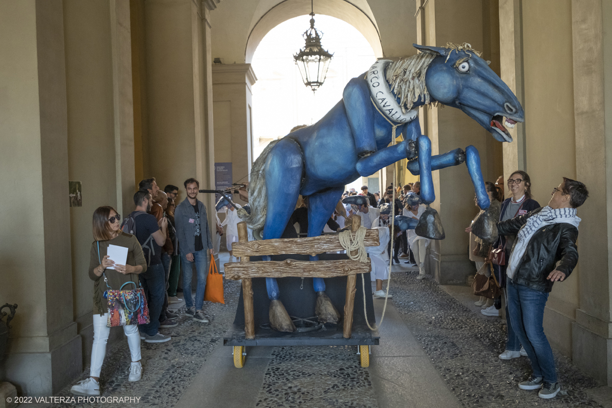 DSCF8598.jpg - 02/10/2022. Torino. Una grande inaugurazione della 29Â° edizione di Incanti â€“ Rassegna Internazionale di Teatro di Figura un giocoso Saturnale animale, a partire dallâ€™immagine di Marco Cavallo, omaggio a Giuliano Scabia. Simbolo della libertÃ  e della chiusura dei manicomi, il progetto Marco Cavallo nacque nel manicomio di Trieste, nel 1973, sotto le direttive di Franco Basaglia. Nella foto un momento dell'evento svoltosi nei giardini reali e nella piazzetta reale