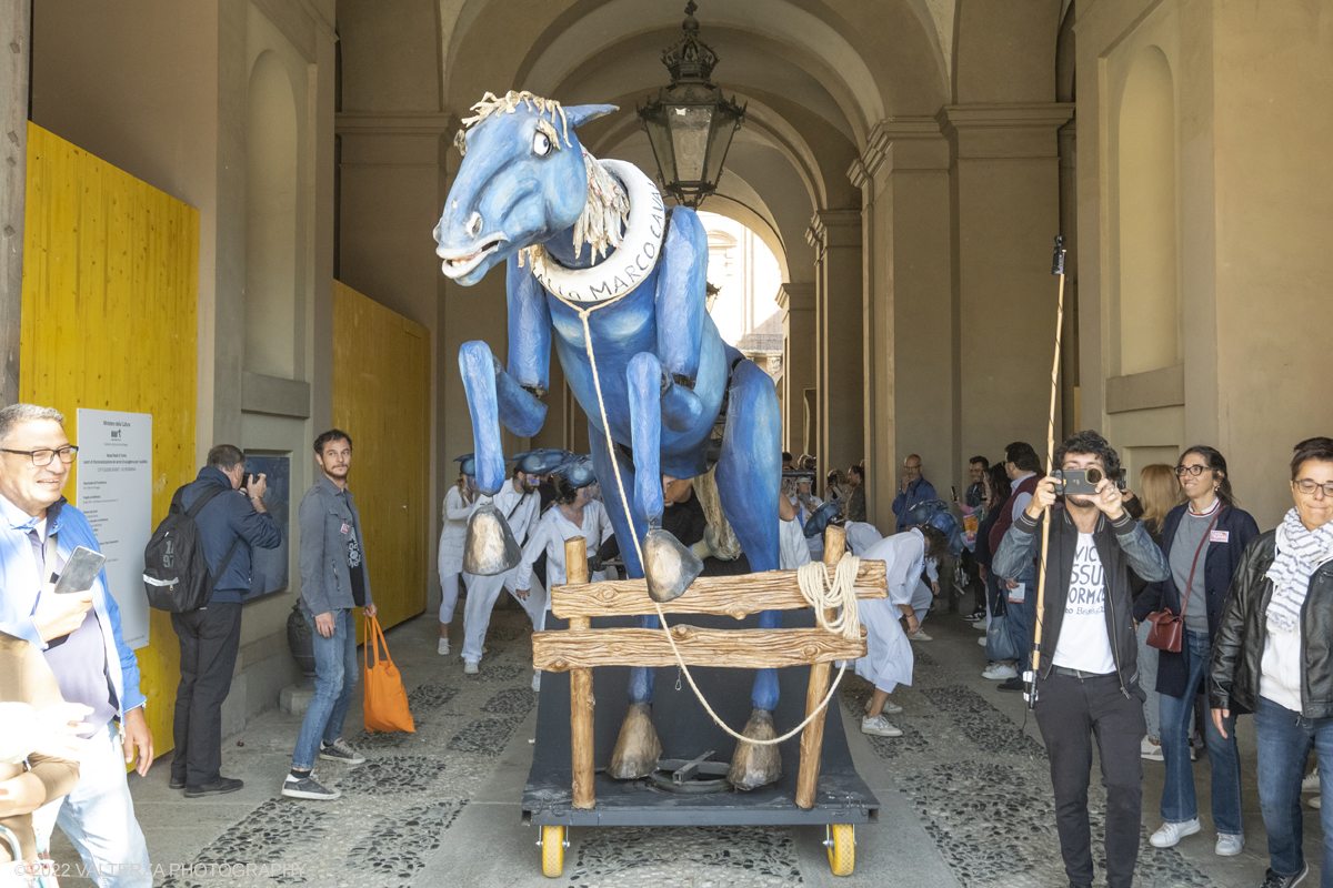 DSCF8632.jpg - 02/10/2022. Torino. Una grande inaugurazione della 29Â° edizione di Incanti â€“ Rassegna Internazionale di Teatro di Figura un giocoso Saturnale animale, a partire dallâ€™immagine di Marco Cavallo, omaggio a Giuliano Scabia. Simbolo della libertÃ  e della chiusura dei manicomi, il progetto Marco Cavallo nacque nel manicomio di Trieste, nel 1973, sotto le direttive di Franco Basaglia. Nella foto un momento dell'evento svoltosi nei giardini reali e nella piazzetta reale