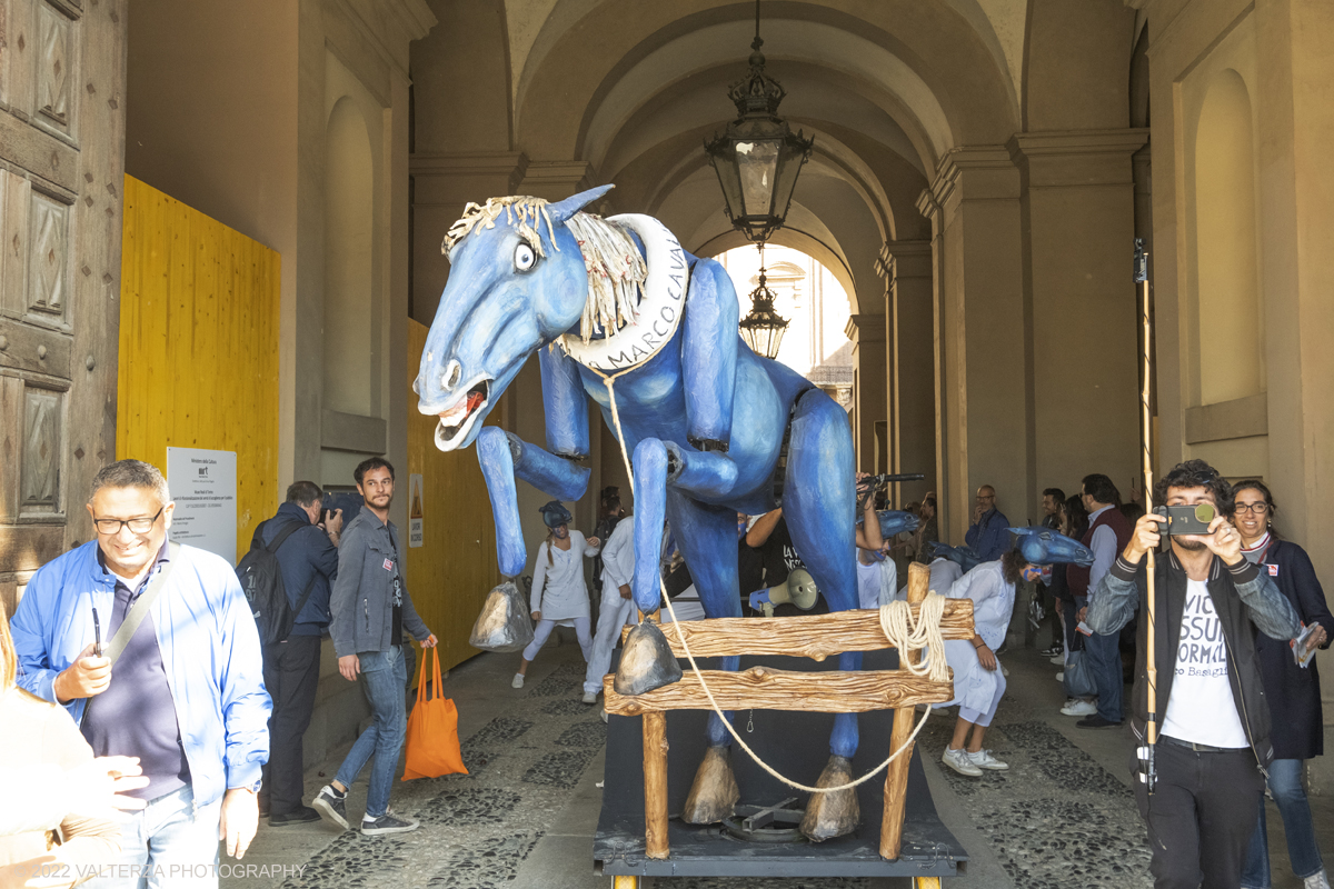 DSCF8636.jpg - 02/10/2022. Torino. Una grande inaugurazione della 29Â° edizione di Incanti â€“ Rassegna Internazionale di Teatro di Figura un giocoso Saturnale animale, a partire dallâ€™immagine di Marco Cavallo, omaggio a Giuliano Scabia. Simbolo della libertÃ  e della chiusura dei manicomi, il progetto Marco Cavallo nacque nel manicomio di Trieste, nel 1973, sotto le direttive di Franco Basaglia. Nella foto un momento dell'evento svoltosi nei giardini reali e nella piazzetta reale