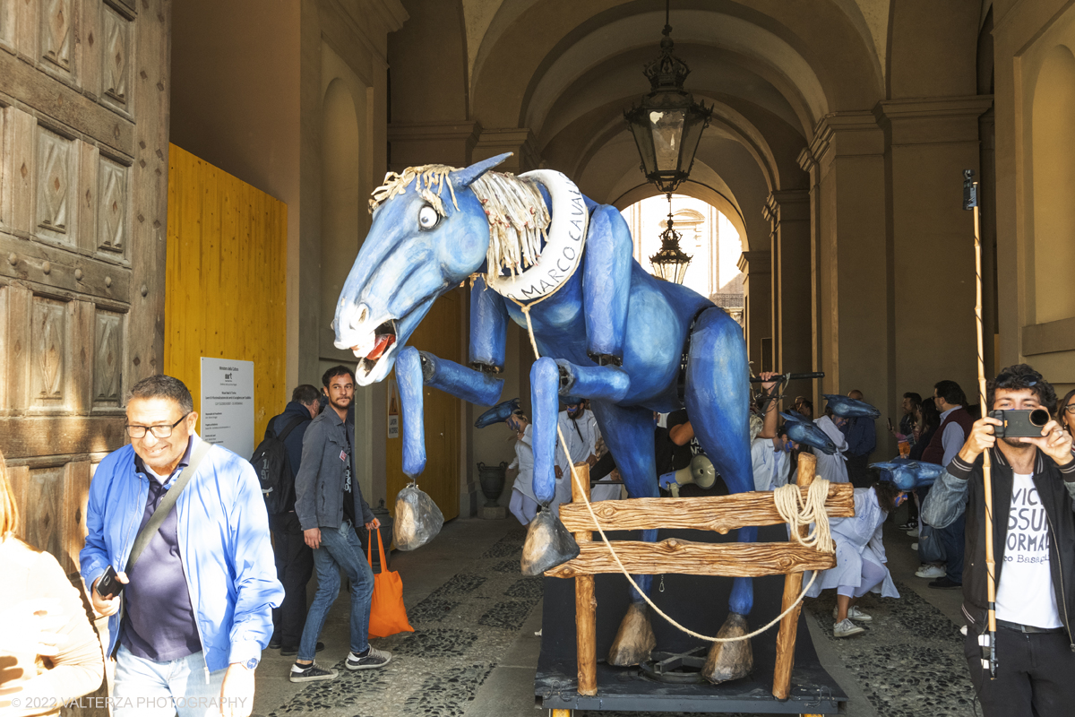 DSCF8639.jpg - 02/10/2022. Torino. Una grande inaugurazione della 29Â° edizione di Incanti â€“ Rassegna Internazionale di Teatro di Figura un giocoso Saturnale animale, a partire dallâ€™immagine di Marco Cavallo, omaggio a Giuliano Scabia. Simbolo della libertÃ  e della chiusura dei manicomi, il progetto Marco Cavallo nacque nel manicomio di Trieste, nel 1973, sotto le direttive di Franco Basaglia. Nella foto un momento dell'evento svoltosi nei giardini reali e nella piazzetta reale