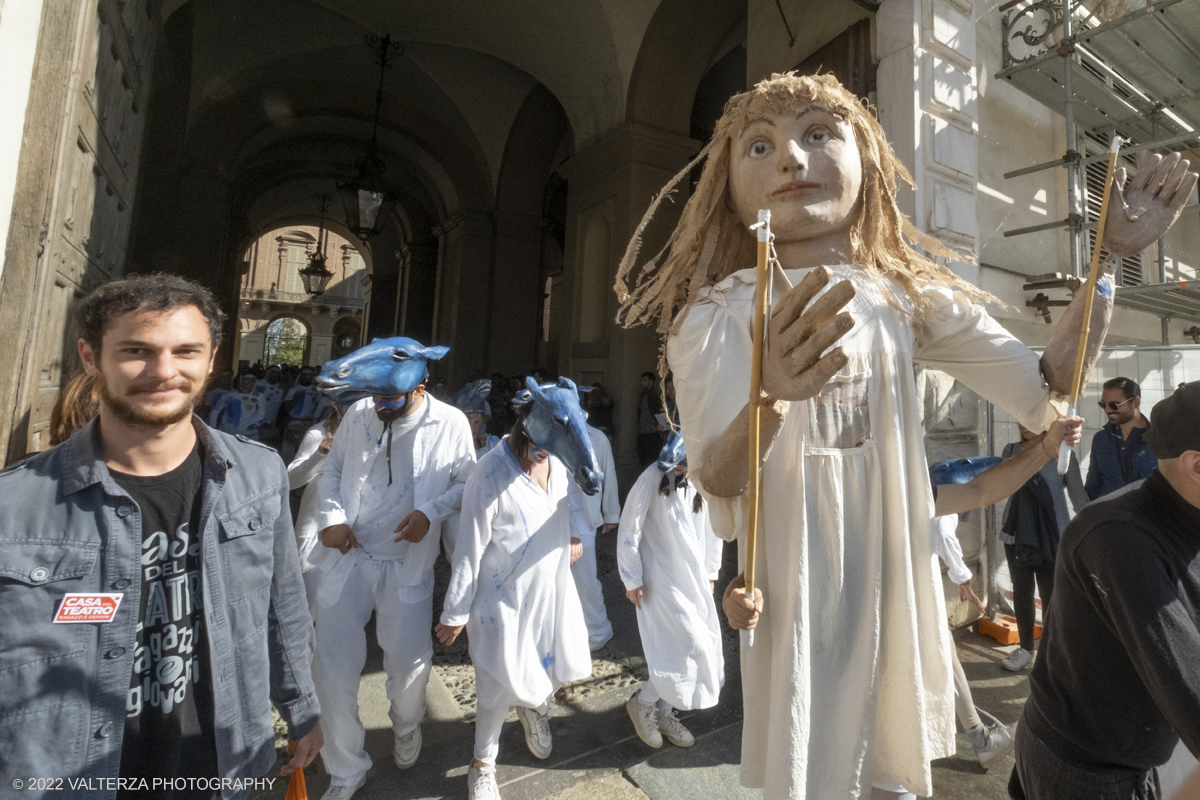 DSCF8656.jpg - 02/10/2022. Torino. Una grande inaugurazione della 29Â° edizione di Incanti â€“ Rassegna Internazionale di Teatro di Figura un giocoso Saturnale animale, a partire dallâ€™immagine di Marco Cavallo, omaggio a Giuliano Scabia. Simbolo della libertÃ  e della chiusura dei manicomi, il progetto Marco Cavallo nacque nel manicomio di Trieste, nel 1973, sotto le direttive di Franco Basaglia. Nella foto un momento dell'evento svoltosi nei giardini reali e nella piazzetta reale