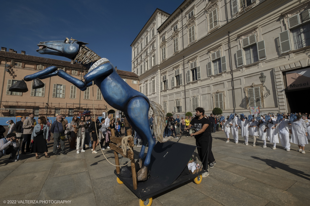 DSCF8686.jpg - 02/10/2022. Torino. Una grande inaugurazione della 29Â° edizione di Incanti â€“ Rassegna Internazionale di Teatro di Figura un giocoso Saturnale animale, a partire dallâ€™immagine di Marco Cavallo, omaggio a Giuliano Scabia. Simbolo della libertÃ  e della chiusura dei manicomi, il progetto Marco Cavallo nacque nel manicomio di Trieste, nel 1973, sotto le direttive di Franco Basaglia. Nella foto un momento dell'evento svoltosi nei giardini reali e nella piazzetta reale