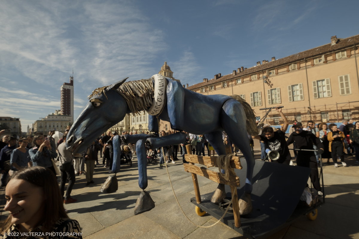 DSCF8734.jpg - 02/10/2022. Torino. Una grande inaugurazione della 29Â° edizione di Incanti â€“ Rassegna Internazionale di Teatro di Figura un giocoso Saturnale animale, a partire dallâ€™immagine di Marco Cavallo, omaggio a Giuliano Scabia. Simbolo della libertÃ  e della chiusura dei manicomi, il progetto Marco Cavallo nacque nel manicomio di Trieste, nel 1973, sotto le direttive di Franco Basaglia. Nella foto un momento dell'evento svoltosi nei giardini reali e nella piazzetta reale