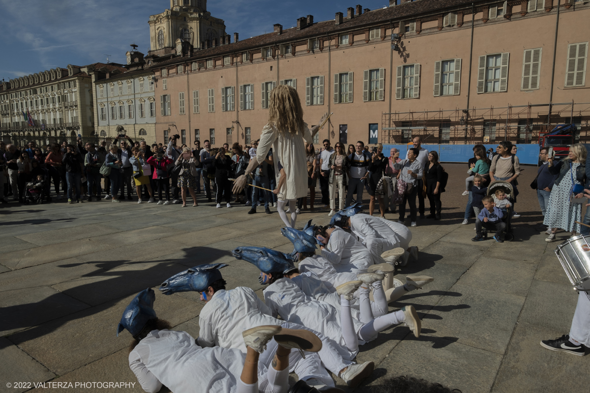 DSCF8767.jpg - 02/10/2022. Torino. Una grande inaugurazione della 29Â° edizione di Incanti â€“ Rassegna Internazionale di Teatro di Figura un giocoso Saturnale animale, a partire dallâ€™immagine di Marco Cavallo, omaggio a Giuliano Scabia. Simbolo della libertÃ  e della chiusura dei manicomi, il progetto Marco Cavallo nacque nel manicomio di Trieste, nel 1973, sotto le direttive di Franco Basaglia. Nella foto un momento dell'evento svoltosi nei giardini reali e nella piazzetta reale