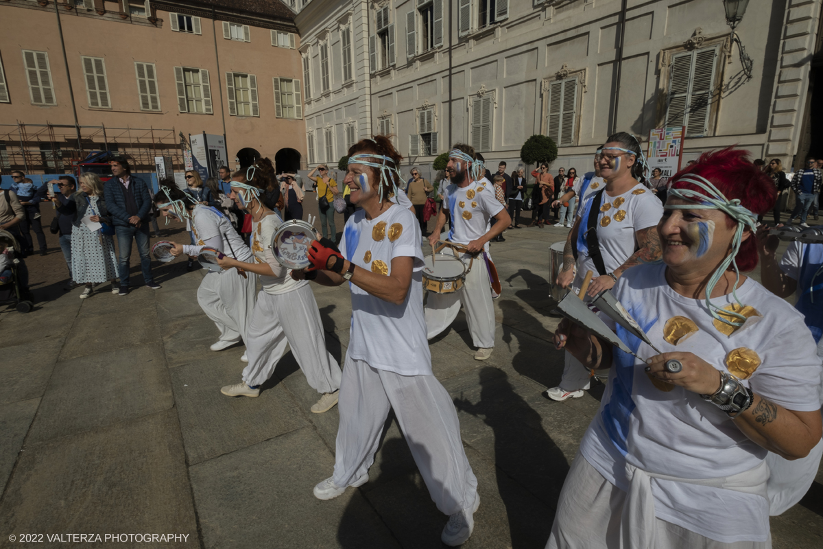 DSCF8800.jpg - 02/10/2022. Torino. Una grande inaugurazione della 29Â° edizione di Incanti â€“ Rassegna Internazionale di Teatro di Figura un giocoso Saturnale animale, a partire dallâ€™immagine di Marco Cavallo, omaggio a Giuliano Scabia. Simbolo della libertÃ  e della chiusura dei manicomi, il progetto Marco Cavallo nacque nel manicomio di Trieste, nel 1973, sotto le direttive di Franco Basaglia. Nella foto un momento dell'evento svoltosi nei giardini reali e nella piazzetta reale