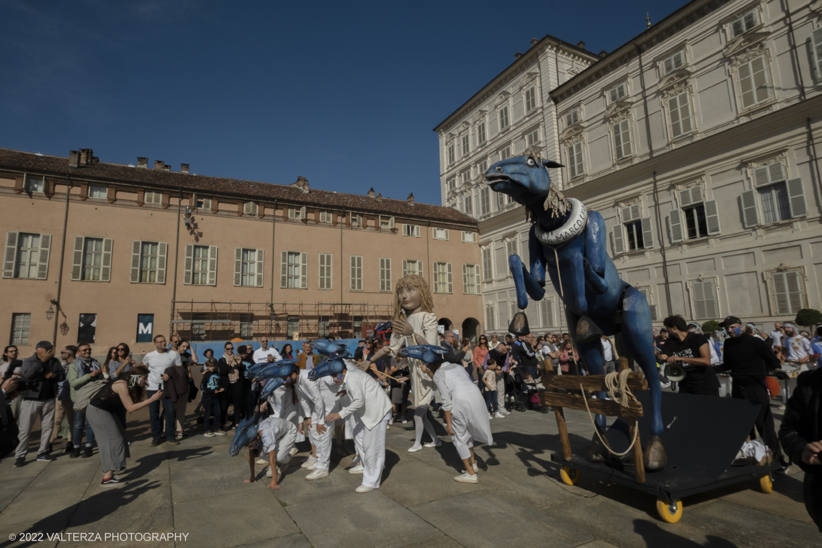 DSCF8842.jpg - 02/10/2022. Torino. Una grande inaugurazione della 29Â° edizione di Incanti â€“ Rassegna Internazionale di Teatro di Figura un giocoso Saturnale animale, a partire dallâ€™immagine di Marco Cavallo, omaggio a Giuliano Scabia. Simbolo della libertÃ  e della chiusura dei manicomi, il progetto Marco Cavallo nacque nel manicomio di Trieste, nel 1973, sotto le direttive di Franco Basaglia. Nella foto un momento dell'evento svoltosi nei giardini reali e nella piazzetta reale