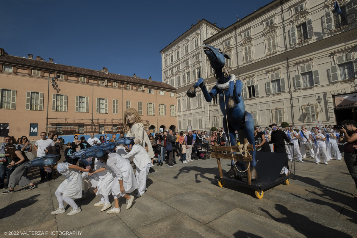 DSCF8845.jpg - 02/10/2022. Torino. Una grande inaugurazione della 29Â° edizione di Incanti â€“ Rassegna Internazionale di Teatro di Figura un giocoso Saturnale animale, a partire dallâ€™immagine di Marco Cavallo, omaggio a Giuliano Scabia. Simbolo della libertÃ  e della chiusura dei manicomi, il progetto Marco Cavallo nacque nel manicomio di Trieste, nel 1973, sotto le direttive di Franco Basaglia. Nella foto un momento dell'evento svoltosi nei giardini reali e nella piazzetta reale