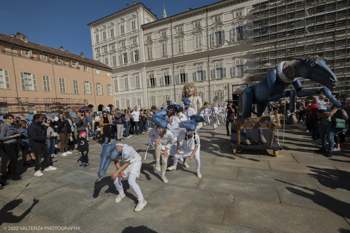 DSCF8870.jpg - 02/10/2022. Torino. Una grande inaugurazione della 29Â° edizione di Incanti â€“ Rassegna Internazionale di Teatro di Figura un giocoso Saturnale animale, a partire dallâ€™immagine di Marco Cavallo, omaggio a Giuliano Scabia. Simbolo della libertÃ  e della chiusura dei manicomi, il progetto Marco Cavallo nacque nel manicomio di Trieste, nel 1973, sotto le direttive di Franco Basaglia. Nella foto un momento dell'evento svoltosi nei giardini reali e nella piazzetta reale