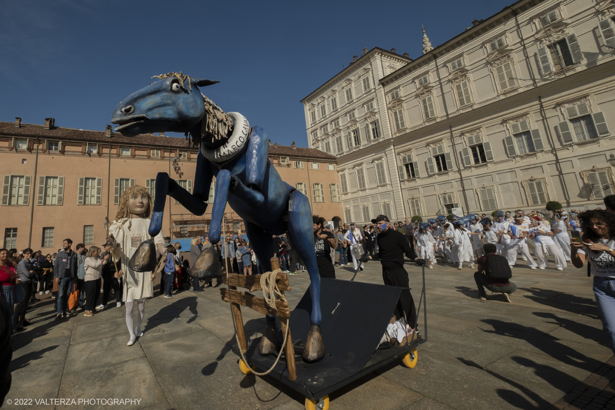 DSCF8910.jpg - 02/10/2022. Torino. Una grande inaugurazione della 29Â° edizione di Incanti â€“ Rassegna Internazionale di Teatro di Figura un giocoso Saturnale animale, a partire dallâ€™immagine di Marco Cavallo, omaggio a Giuliano Scabia. Simbolo della libertÃ  e della chiusura dei manicomi, il progetto Marco Cavallo nacque nel manicomio di Trieste, nel 1973, sotto le direttive di Franco Basaglia. Nella foto un momento dell'evento svoltosi nei giardini reali e nella piazzetta reale