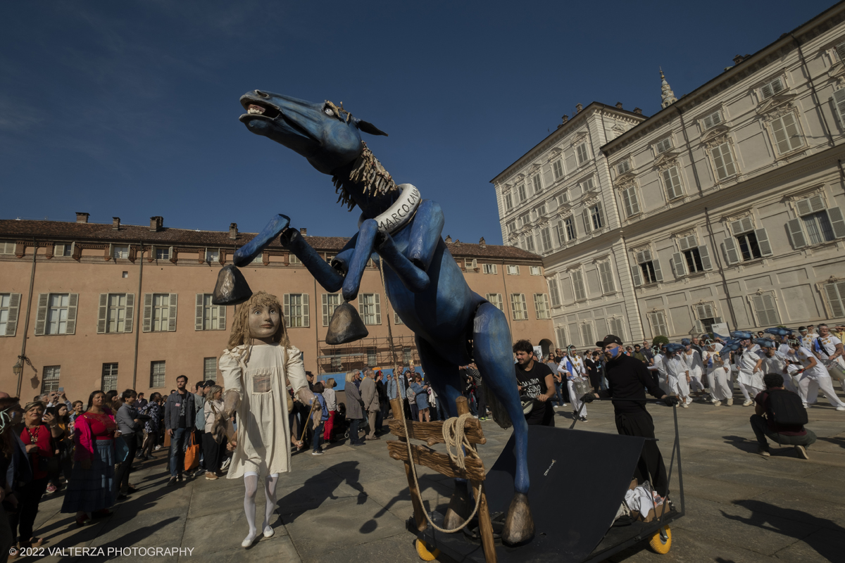 DSCF8918.jpg - 02/10/2022. Torino. Una grande inaugurazione della 29Â° edizione di Incanti â€“ Rassegna Internazionale di Teatro di Figura un giocoso Saturnale animale, a partire dallâ€™immagine di Marco Cavallo, omaggio a Giuliano Scabia. Simbolo della libertÃ  e della chiusura dei manicomi, il progetto Marco Cavallo nacque nel manicomio di Trieste, nel 1973, sotto le direttive di Franco Basaglia. Nella foto un momento dell'evento svoltosi nei giardini reali e nella piazzetta reale