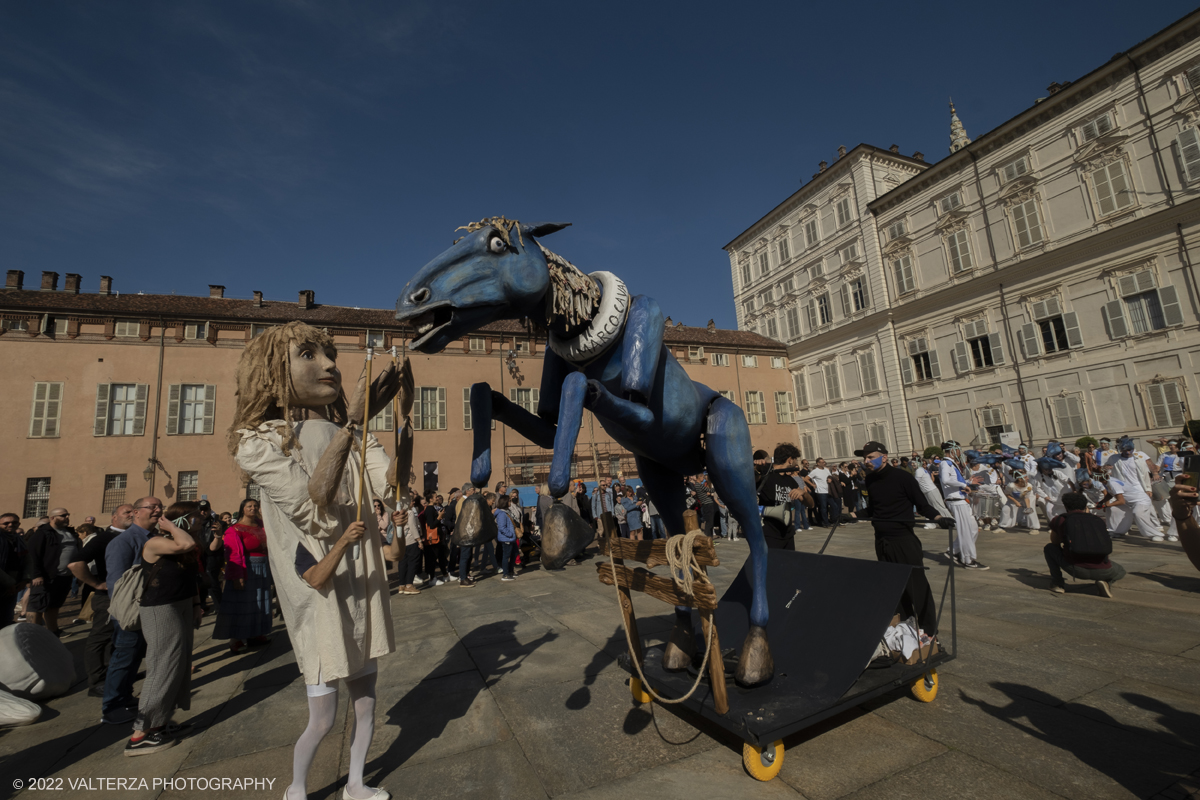 DSCF8934.jpg - 02/10/2022. Torino. Una grande inaugurazione della 29Â° edizione di Incanti â€“ Rassegna Internazionale di Teatro di Figura un giocoso Saturnale animale, a partire dallâ€™immagine di Marco Cavallo, omaggio a Giuliano Scabia. Simbolo della libertÃ  e della chiusura dei manicomi, il progetto Marco Cavallo nacque nel manicomio di Trieste, nel 1973, sotto le direttive di Franco Basaglia. Nella foto un momento dell'evento svoltosi nei giardini reali e nella piazzetta reale