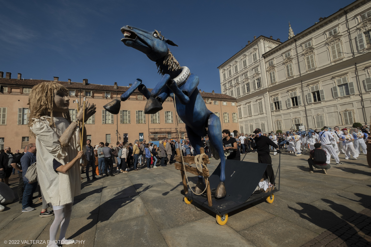 DSCF8953.jpg - 02/10/2022. Torino. Una grande inaugurazione della 29Â° edizione di Incanti â€“ Rassegna Internazionale di Teatro di Figura un giocoso Saturnale animale, a partire dallâ€™immagine di Marco Cavallo, omaggio a Giuliano Scabia. Simbolo della libertÃ  e della chiusura dei manicomi, il progetto Marco Cavallo nacque nel manicomio di Trieste, nel 1973, sotto le direttive di Franco Basaglia. Nella foto un momento dell'evento svoltosi nei giardini reali e nella piazzetta reale