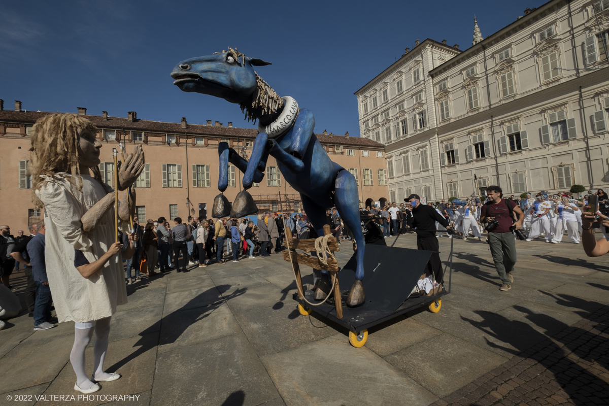 DSCF8970.jpg - 02/10/2022. Torino. Una grande inaugurazione della 29Â° edizione di Incanti â€“ Rassegna Internazionale di Teatro di Figura un giocoso Saturnale animale, a partire dallâ€™immagine di Marco Cavallo, omaggio a Giuliano Scabia. Simbolo della libertÃ  e della chiusura dei manicomi, il progetto Marco Cavallo nacque nel manicomio di Trieste, nel 1973, sotto le direttive di Franco Basaglia. Nella foto un momento dell'evento svoltosi nei giardini reali e nella piazzetta reale