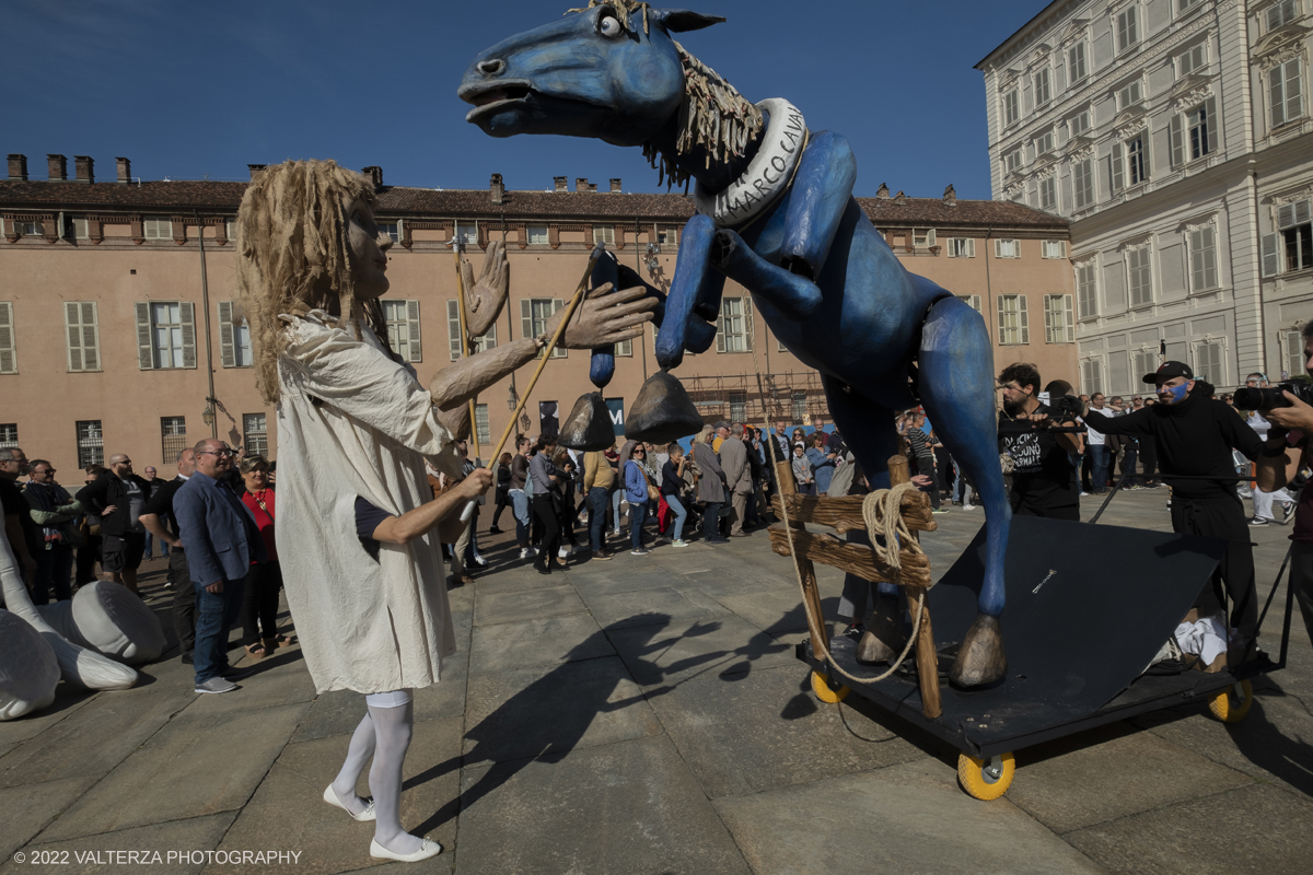 DSCF8979.jpg - 02/10/2022. Torino. Una grande inaugurazione della 29Â° edizione di Incanti â€“ Rassegna Internazionale di Teatro di Figura un giocoso Saturnale animale, a partire dallâ€™immagine di Marco Cavallo, omaggio a Giuliano Scabia. Simbolo della libertÃ  e della chiusura dei manicomi, il progetto Marco Cavallo nacque nel manicomio di Trieste, nel 1973, sotto le direttive di Franco Basaglia. Nella foto un momento dell'evento svoltosi nei giardini reali e nella piazzetta reale