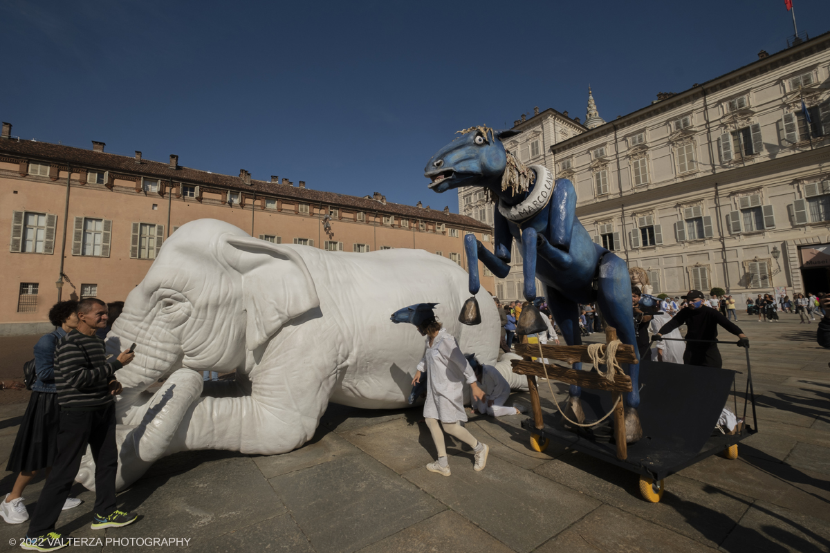 DSCF9027.jpg - 02/10/2022. Torino. Una grande inaugurazione della 29Â° edizione di Incanti â€“ Rassegna Internazionale di Teatro di Figura un giocoso Saturnale animale, a partire dallâ€™immagine di Marco Cavallo, omaggio a Giuliano Scabia. Simbolo della libertÃ  e della chiusura dei manicomi, il progetto Marco Cavallo nacque nel manicomio di Trieste, nel 1973, sotto le direttive di Franco Basaglia. Nella foto un momento dell'evento svoltosi nei giardini reali e nella piazzetta reale