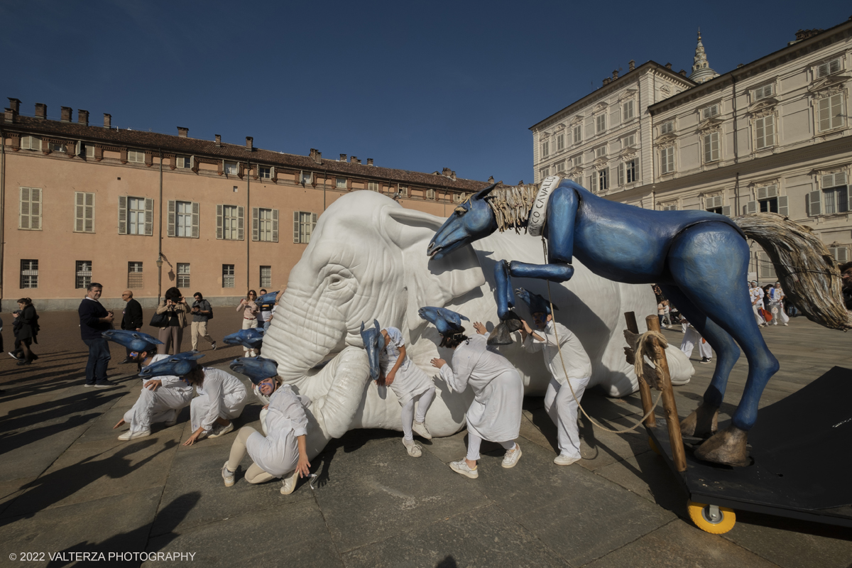 DSCF9066.jpg - 02/10/2022. Torino. Una grande inaugurazione della 29Â° edizione di Incanti â€“ Rassegna Internazionale di Teatro di Figura un giocoso Saturnale animale, a partire dallâ€™immagine di Marco Cavallo, omaggio a Giuliano Scabia. Simbolo della libertÃ  e della chiusura dei manicomi, il progetto Marco Cavallo nacque nel manicomio di Trieste, nel 1973, sotto le direttive di Franco Basaglia. Nella foto un momento dell'evento svoltosi nei giardini reali e nella piazzetta reale