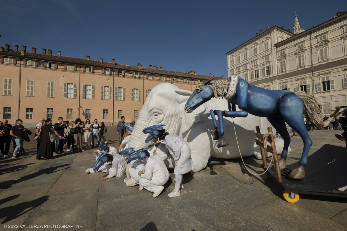 DSCF9076.jpg - 02/10/2022. Torino. Una grande inaugurazione della 29Â° edizione di Incanti â€“ Rassegna Internazionale di Teatro di Figura un giocoso Saturnale animale, a partire dallâ€™immagine di Marco Cavallo, omaggio a Giuliano Scabia. Simbolo della libertÃ  e della chiusura dei manicomi, il progetto Marco Cavallo nacque nel manicomio di Trieste, nel 1973, sotto le direttive di Franco Basaglia. Nella foto un momento dell'evento svoltosi nei giardini reali e nella piazzetta reale