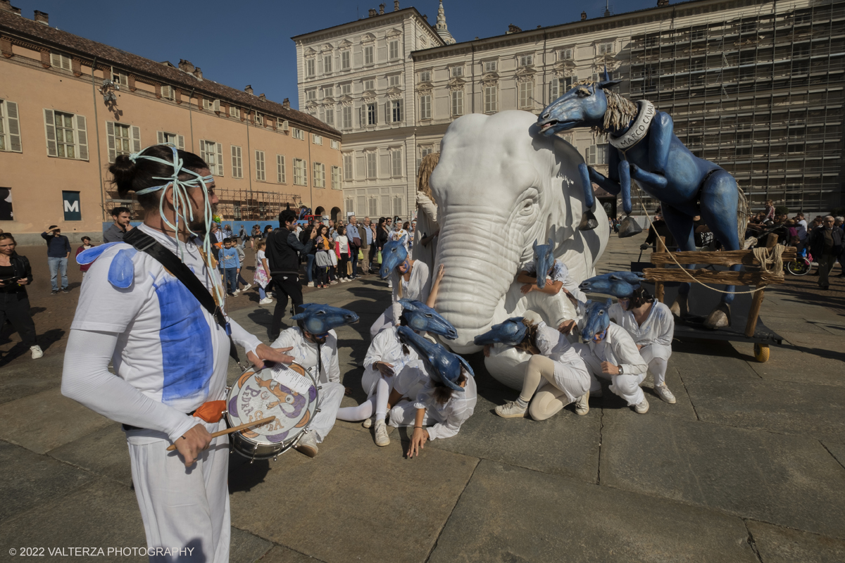 DSCF9102.jpg - 02/10/2022. Torino. Una grande inaugurazione della 29Â° edizione di Incanti â€“ Rassegna Internazionale di Teatro di Figura un giocoso Saturnale animale, a partire dallâ€™immagine di Marco Cavallo, omaggio a Giuliano Scabia. Simbolo della libertÃ  e della chiusura dei manicomi, il progetto Marco Cavallo nacque nel manicomio di Trieste, nel 1973, sotto le direttive di Franco Basaglia. Nella foto un momento dell'evento svoltosi nei giardini reali e nella piazzetta reale