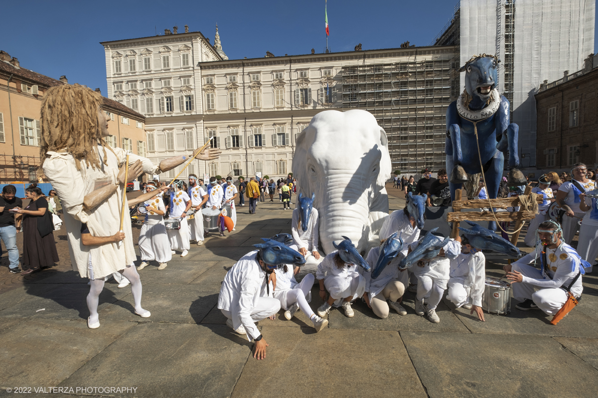 DSCF9199.jpg - 02/10/2022. Torino. Una grande inaugurazione della 29Â° edizione di Incanti â€“ Rassegna Internazionale di Teatro di Figura un giocoso Saturnale animale, a partire dallâ€™immagine di Marco Cavallo, omaggio a Giuliano Scabia. Simbolo della libertÃ  e della chiusura dei manicomi, il progetto Marco Cavallo nacque nel manicomio di Trieste, nel 1973, sotto le direttive di Franco Basaglia. Nella foto un momento dell'evento svoltosi nei giardini reali e nella piazzetta reale