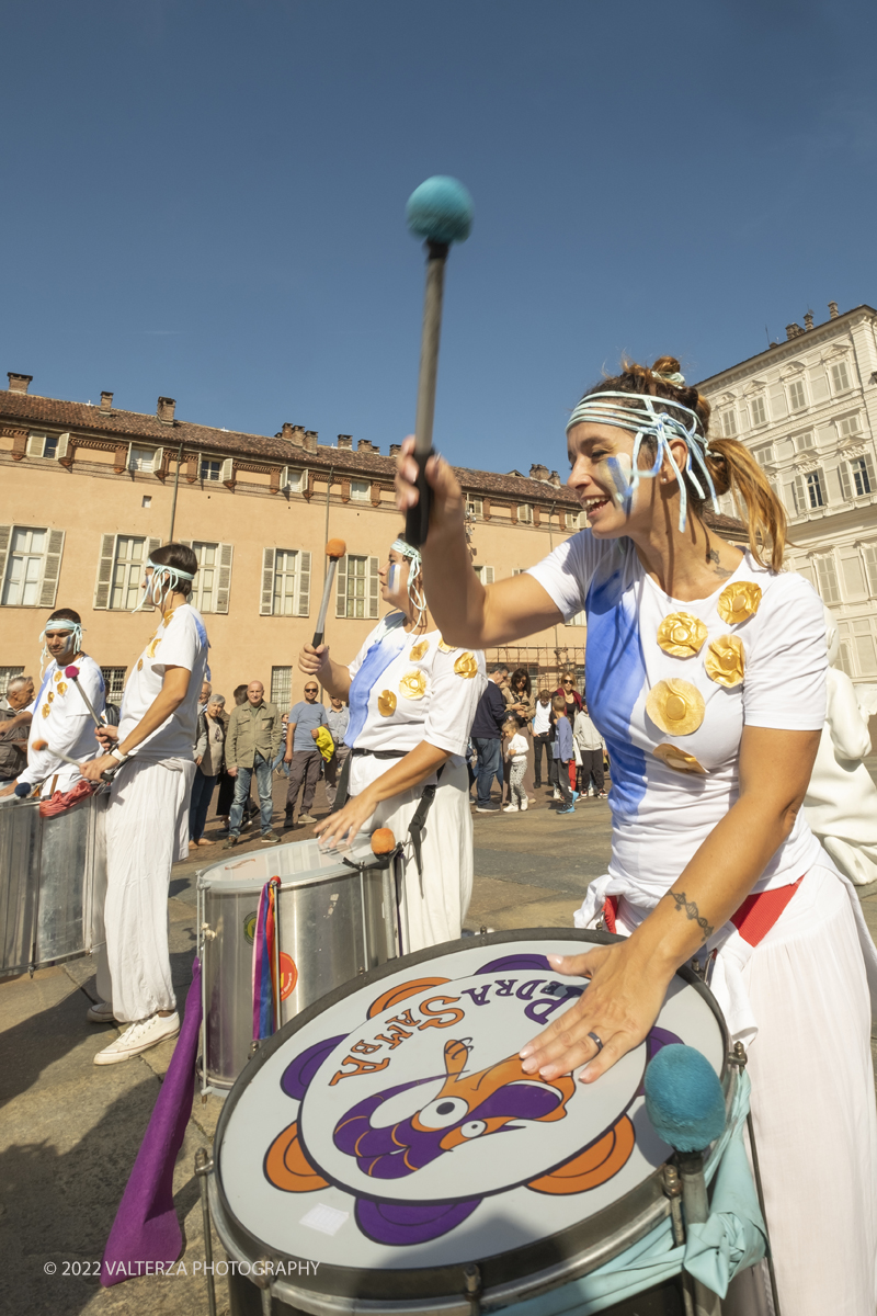 DSCF9330.jpg - 02/10/2022. Torino. Una grande inaugurazione della 29Â° edizione di Incanti â€“ Rassegna Internazionale di Teatro di Figura un giocoso Saturnale animale, a partire dallâ€™immagine di Marco Cavallo, omaggio a Giuliano Scabia. Simbolo della libertÃ  e della chiusura dei manicomi, il progetto Marco Cavallo nacque nel manicomio di Trieste, nel 1973, sotto le direttive di Franco Basaglia. Nella foto un momento dell'evento svoltosi nei giardini reali e nella piazzetta reale