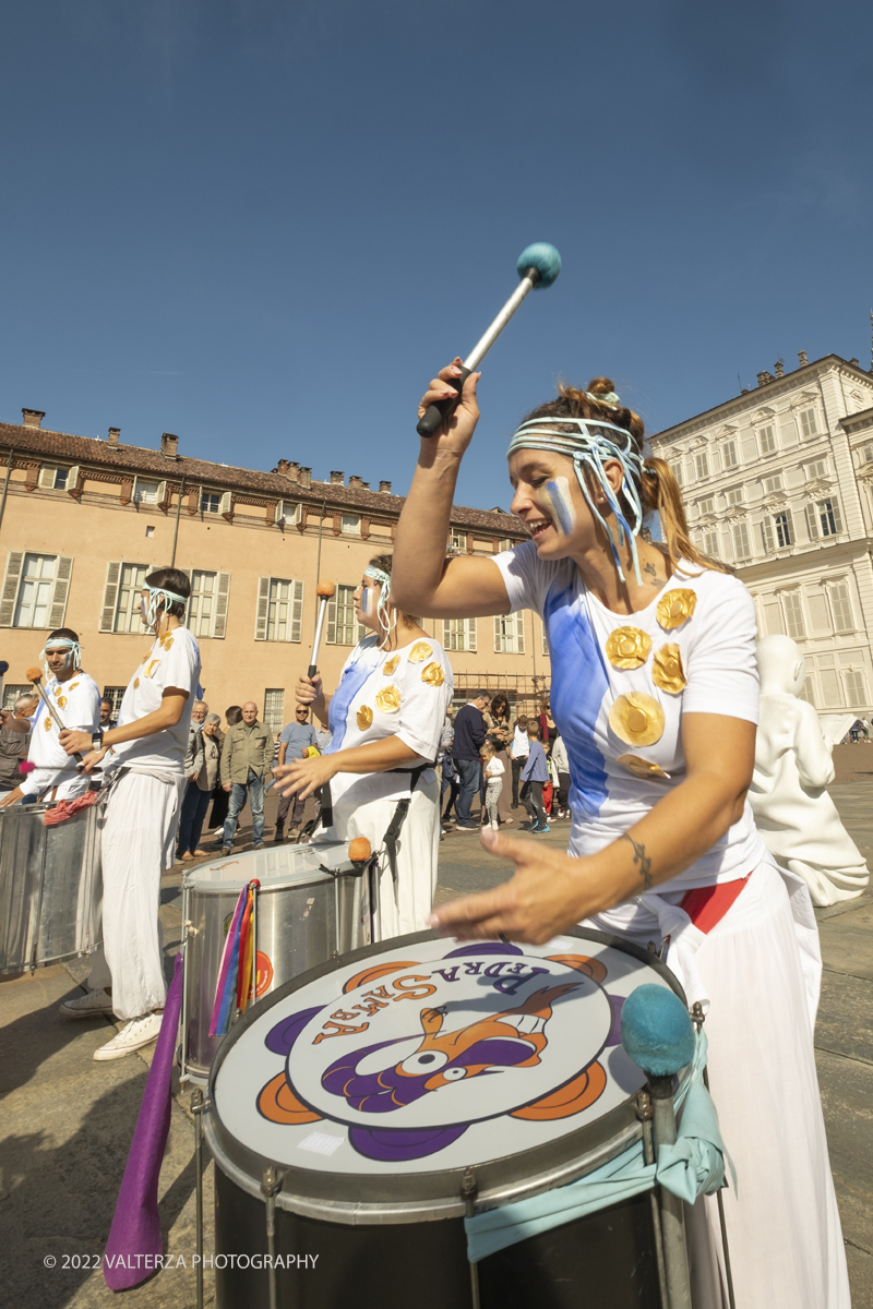 DSCF9331.jpg - 02/10/2022. Torino. Una grande inaugurazione della 29Â° edizione di Incanti â€“ Rassegna Internazionale di Teatro di Figura un giocoso Saturnale animale, a partire dallâ€™immagine di Marco Cavallo, omaggio a Giuliano Scabia. Simbolo della libertÃ  e della chiusura dei manicomi, il progetto Marco Cavallo nacque nel manicomio di Trieste, nel 1973, sotto le direttive di Franco Basaglia. Nella foto un momento dell'evento svoltosi nei giardini reali e nella piazzetta reale