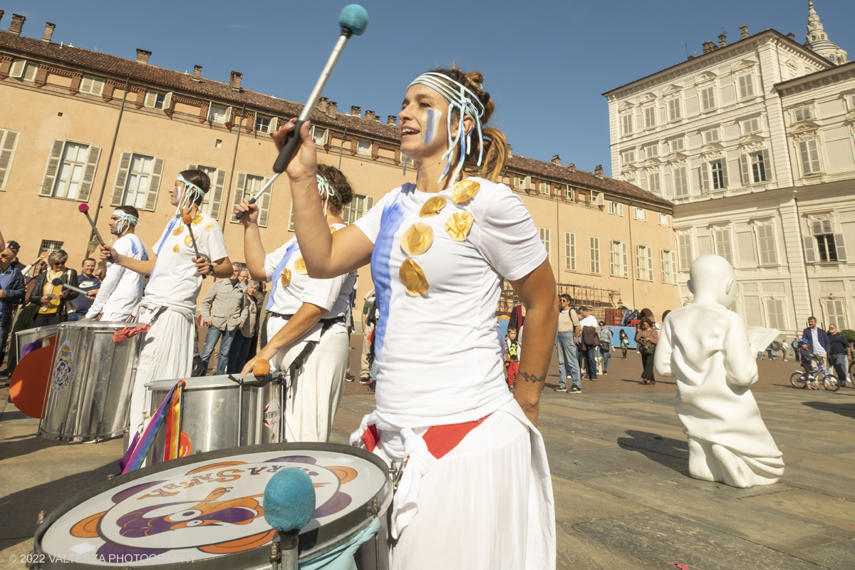 DSCF9337.jpg - 02/10/2022. Torino. Una grande inaugurazione della 29Â° edizione di Incanti â€“ Rassegna Internazionale di Teatro di Figura un giocoso Saturnale animale, a partire dallâ€™immagine di Marco Cavallo, omaggio a Giuliano Scabia. Simbolo della libertÃ  e della chiusura dei manicomi, il progetto Marco Cavallo nacque nel manicomio di Trieste, nel 1973, sotto le direttive di Franco Basaglia. Nella foto un momento dell'evento svoltosi nei giardini reali e nella piazzetta reale