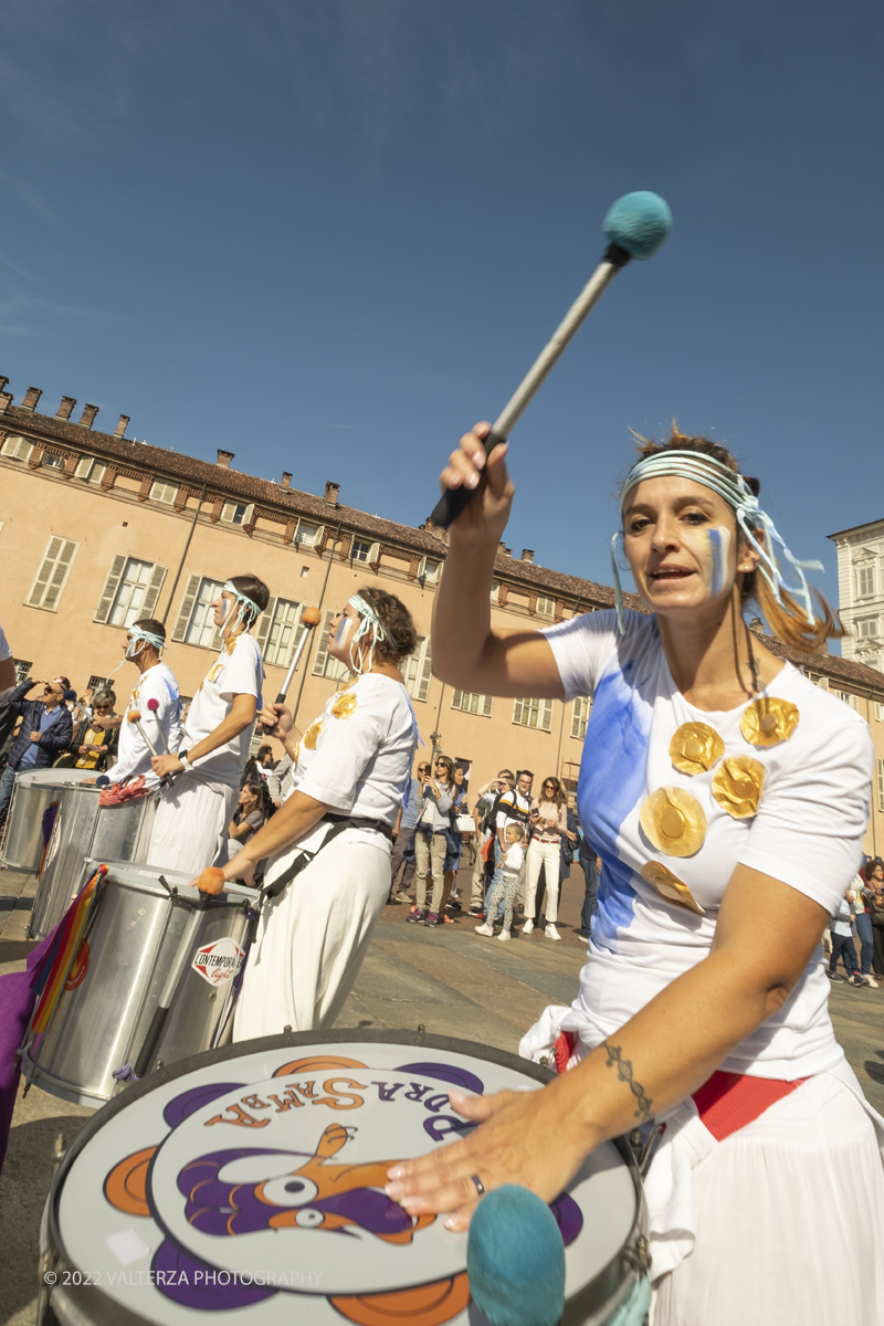 DSCF9346.jpg - 02/10/2022. Torino. Una grande inaugurazione della 29Â° edizione di Incanti â€“ Rassegna Internazionale di Teatro di Figura un giocoso Saturnale animale, a partire dallâ€™immagine di Marco Cavallo, omaggio a Giuliano Scabia. Simbolo della libertÃ  e della chiusura dei manicomi, il progetto Marco Cavallo nacque nel manicomio di Trieste, nel 1973, sotto le direttive di Franco Basaglia. Nella foto un momento dell'evento svoltosi nei giardini reali e nella piazzetta reale