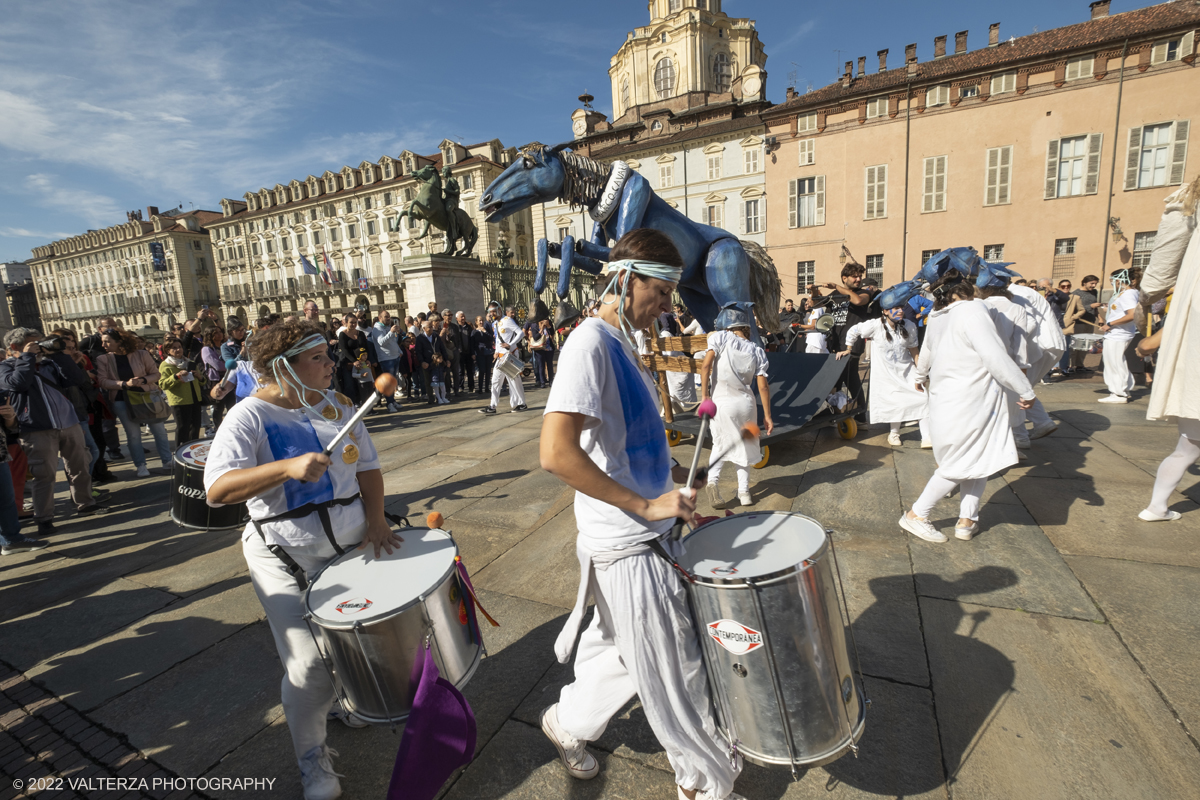 DSCF9418.jpg - 02/10/2022. Torino. Una grande inaugurazione della 29Â° edizione di Incanti â€“ Rassegna Internazionale di Teatro di Figura un giocoso Saturnale animale, a partire dallâ€™immagine di Marco Cavallo, omaggio a Giuliano Scabia. Simbolo della libertÃ  e della chiusura dei manicomi, il progetto Marco Cavallo nacque nel manicomio di Trieste, nel 1973, sotto le direttive di Franco Basaglia. Nella foto un momento dell'evento svoltosi nei giardini reali e nella piazzetta reale