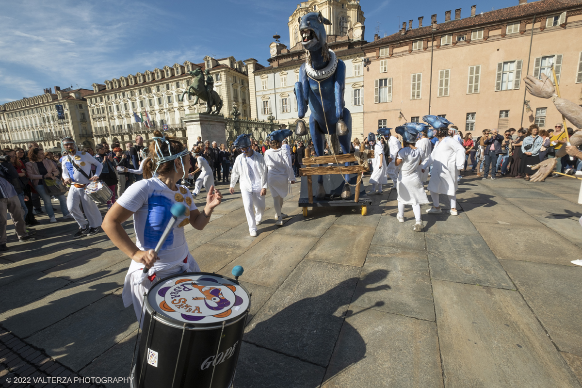 DSCF9433.jpg - 02/10/2022. Torino. Una grande inaugurazione della 29Â° edizione di Incanti â€“ Rassegna Internazionale di Teatro di Figura un giocoso Saturnale animale, a partire dallâ€™immagine di Marco Cavallo, omaggio a Giuliano Scabia. Simbolo della libertÃ  e della chiusura dei manicomi, il progetto Marco Cavallo nacque nel manicomio di Trieste, nel 1973, sotto le direttive di Franco Basaglia. Nella foto un momento dell'evento svoltosi nei giardini reali e nella piazzetta reale