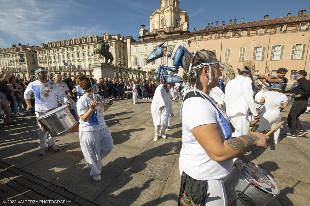 DSCF9490.jpg - 02/10/2022. Torino. Una grande inaugurazione della 29Â° edizione di Incanti â€“ Rassegna Internazionale di Teatro di Figura un giocoso Saturnale animale, a partire dallâ€™immagine di Marco Cavallo, omaggio a Giuliano Scabia. Simbolo della libertÃ  e della chiusura dei manicomi, il progetto Marco Cavallo nacque nel manicomio di Trieste, nel 1973, sotto le direttive di Franco Basaglia. Nella foto un momento dell'evento svoltosi nei giardini reali e nella piazzetta reale