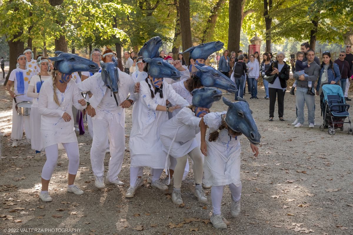 _DSF7714.jpg - 02/10/2022. Torino. Una grande inaugurazione della 29Â° edizione di Incanti â€“ Rassegna Internazionale di Teatro di Figura un giocoso Saturnale animale, a partire dallâ€™immagine di Marco Cavallo, omaggio a Giuliano Scabia. Simbolo della libertÃ  e della chiusura dei manicomi, il progetto Marco Cavallo nacque nel manicomio di Trieste, nel 1973, sotto le direttive di Franco Basaglia. Nella foto un momento dell'evento svoltosi nei giardini reali e nella piazzetta reale