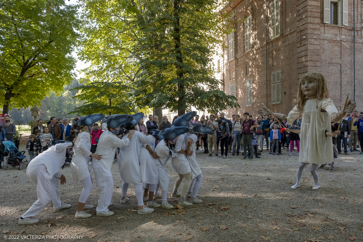 _DSF7784.jpg - 02/10/2022. Torino. Una grande inaugurazione della 29Â° edizione di Incanti â€“ Rassegna Internazionale di Teatro di Figura un giocoso Saturnale animale, a partire dallâ€™immagine di Marco Cavallo, omaggio a Giuliano Scabia. Simbolo della libertÃ  e della chiusura dei manicomi, il progetto Marco Cavallo nacque nel manicomio di Trieste, nel 1973, sotto le direttive di Franco Basaglia. Nella foto un momento dell'evento svoltosi nei giardini reali e nella piazzetta reale