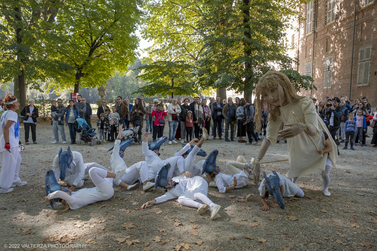 _DSF7801.jpg - 02/10/2022. Torino. Una grande inaugurazione della 29Â° edizione di Incanti â€“ Rassegna Internazionale di Teatro di Figura un giocoso Saturnale animale, a partire dallâ€™immagine di Marco Cavallo, omaggio a Giuliano Scabia. Simbolo della libertÃ  e della chiusura dei manicomi, il progetto Marco Cavallo nacque nel manicomio di Trieste, nel 1973, sotto le direttive di Franco Basaglia. Nella foto un momento dell'evento svoltosi nei giardini reali e nella piazzetta reale