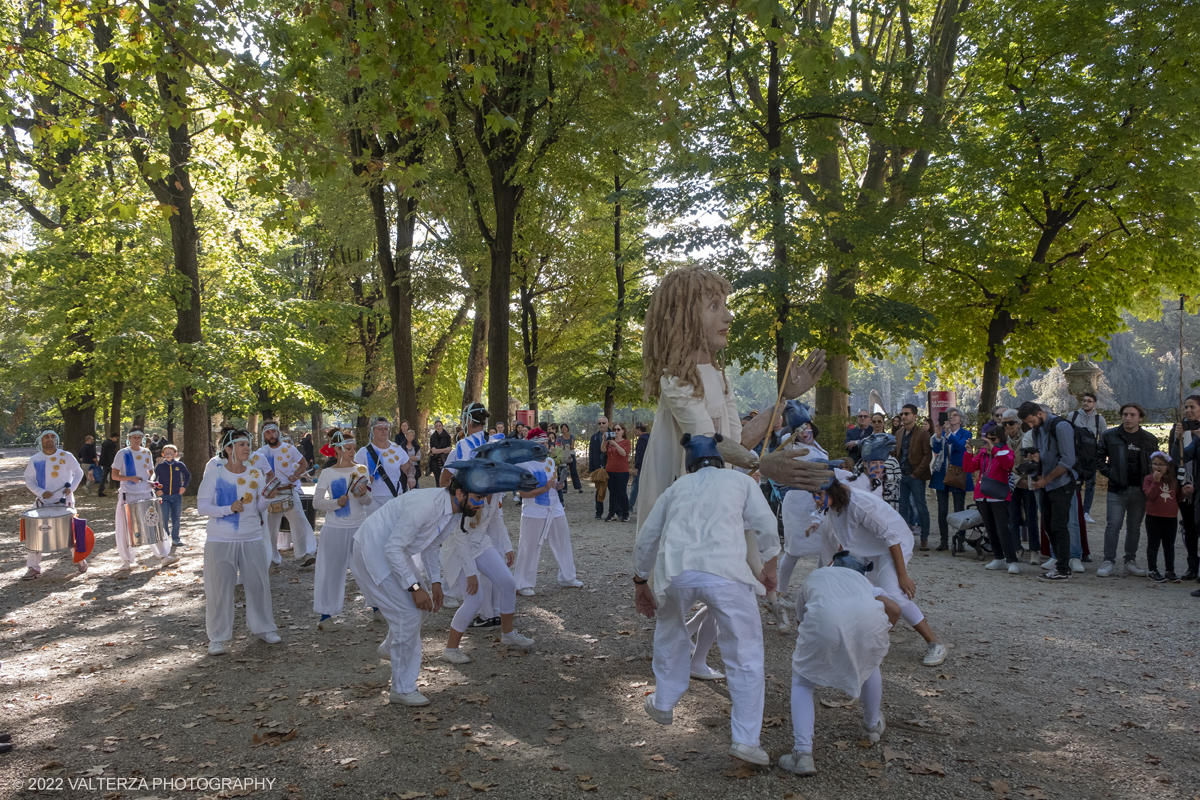 _DSF7825.jpg - 02/10/2022. Torino. Una grande inaugurazione della 29Â° edizione di Incanti â€“ Rassegna Internazionale di Teatro di Figura un giocoso Saturnale animale, a partire dallâ€™immagine di Marco Cavallo, omaggio a Giuliano Scabia. Simbolo della libertÃ  e della chiusura dei manicomi, il progetto Marco Cavallo nacque nel manicomio di Trieste, nel 1973, sotto le direttive di Franco Basaglia. Nella foto un momento dell'evento svoltosi nei giardini reali e nella piazzetta reale