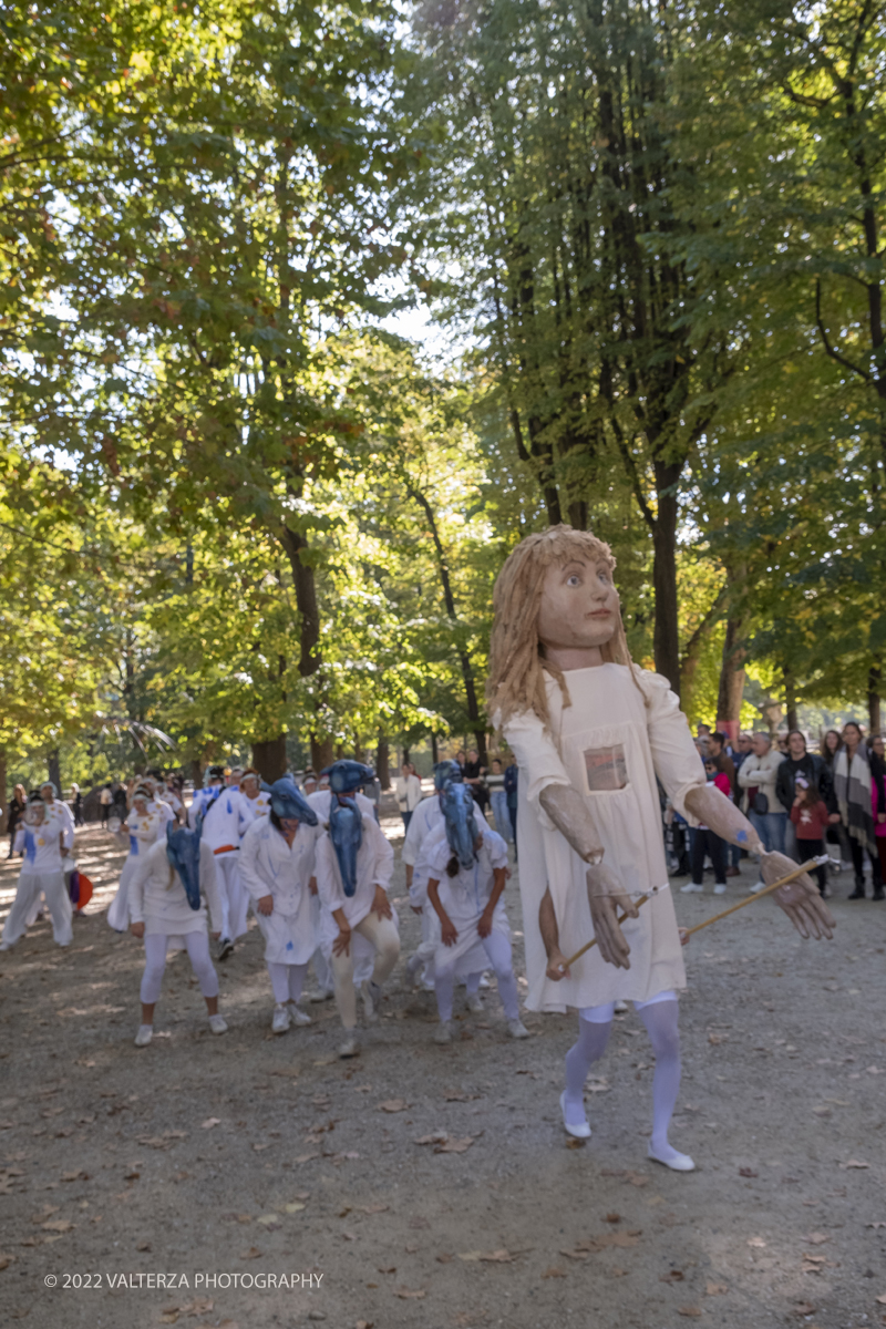 _DSF7866.jpg - 02/10/2022. Torino. Una grande inaugurazione della 29Â° edizione di Incanti â€“ Rassegna Internazionale di Teatro di Figura un giocoso Saturnale animale, a partire dallâ€™immagine di Marco Cavallo, omaggio a Giuliano Scabia. Simbolo della libertÃ  e della chiusura dei manicomi, il progetto Marco Cavallo nacque nel manicomio di Trieste, nel 1973, sotto le direttive di Franco Basaglia. Nella foto un momento dell'evento svoltosi nei giardini reali e nella piazzetta reale