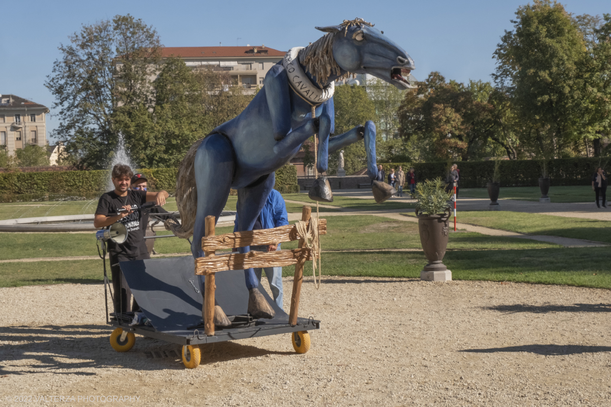 _DSF7930.jpg - 02/10/2022. Torino. Una grande inaugurazione della 29Â° edizione di Incanti â€“ Rassegna Internazionale di Teatro di Figura un giocoso Saturnale animale, a partire dallâ€™immagine di Marco Cavallo, omaggio a Giuliano Scabia. Simbolo della libertÃ  e della chiusura dei manicomi, il progetto Marco Cavallo nacque nel manicomio di Trieste, nel 1973, sotto le direttive di Franco Basaglia. Nella foto un momento dell'evento svoltosi nei giardini reali e nella piazzetta reale