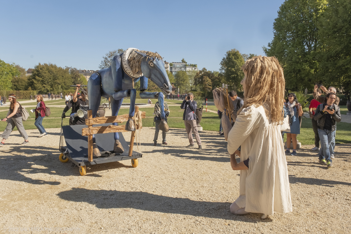 _DSF8036.jpg - 02/10/2022. Torino. Una grande inaugurazione della 29Â° edizione di Incanti â€“ Rassegna Internazionale di Teatro di Figura un giocoso Saturnale animale, a partire dallâ€™immagine di Marco Cavallo, omaggio a Giuliano Scabia. Simbolo della libertÃ  e della chiusura dei manicomi, il progetto Marco Cavallo nacque nel manicomio di Trieste, nel 1973, sotto le direttive di Franco Basaglia. Nella foto un momento dell'evento svoltosi nei giardini reali e nella piazzetta reale