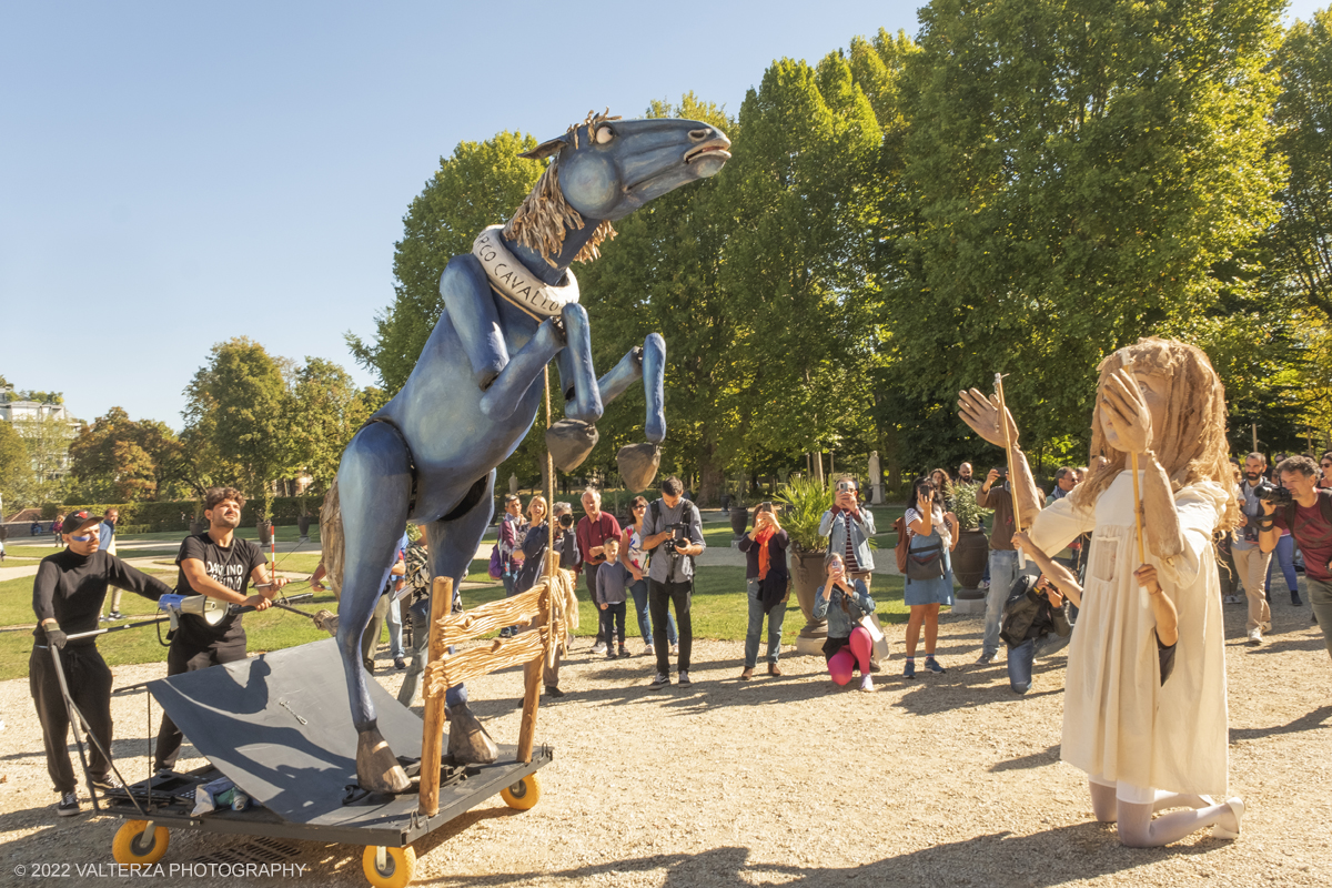 _DSF8048.jpg - 02/10/2022. Torino. Una grande inaugurazione della 29Â° edizione di Incanti â€“ Rassegna Internazionale di Teatro di Figura un giocoso Saturnale animale, a partire dallâ€™immagine di Marco Cavallo, omaggio a Giuliano Scabia. Simbolo della libertÃ  e della chiusura dei manicomi, il progetto Marco Cavallo nacque nel manicomio di Trieste, nel 1973, sotto le direttive di Franco Basaglia. Nella foto un momento dell'evento svoltosi nei giardini reali e nella piazzetta reale