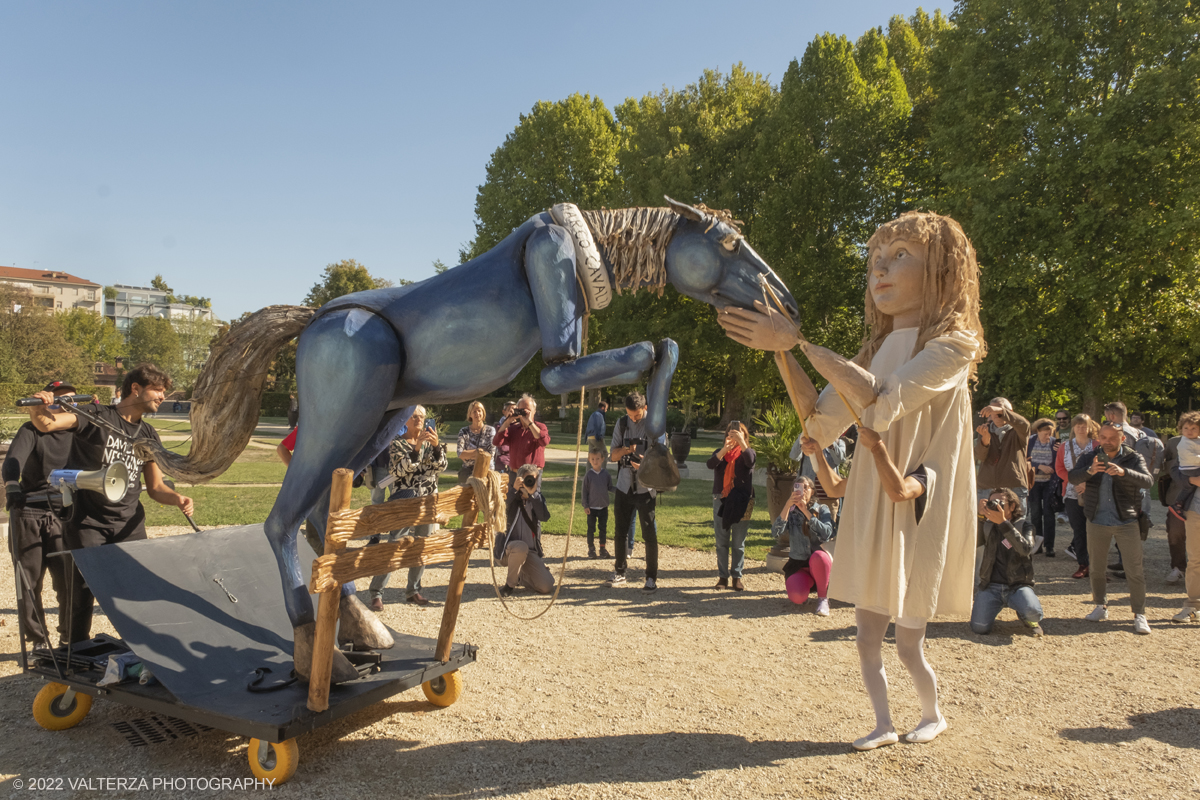 _DSF8055.jpg - 02/10/2022. Torino. Una grande inaugurazione della 29Â° edizione di Incanti â€“ Rassegna Internazionale di Teatro di Figura un giocoso Saturnale animale, a partire dallâ€™immagine di Marco Cavallo, omaggio a Giuliano Scabia. Simbolo della libertÃ  e della chiusura dei manicomi, il progetto Marco Cavallo nacque nel manicomio di Trieste, nel 1973, sotto le direttive di Franco Basaglia. Nella foto un momento dell'evento svoltosi nei giardini reali e nella piazzetta reale